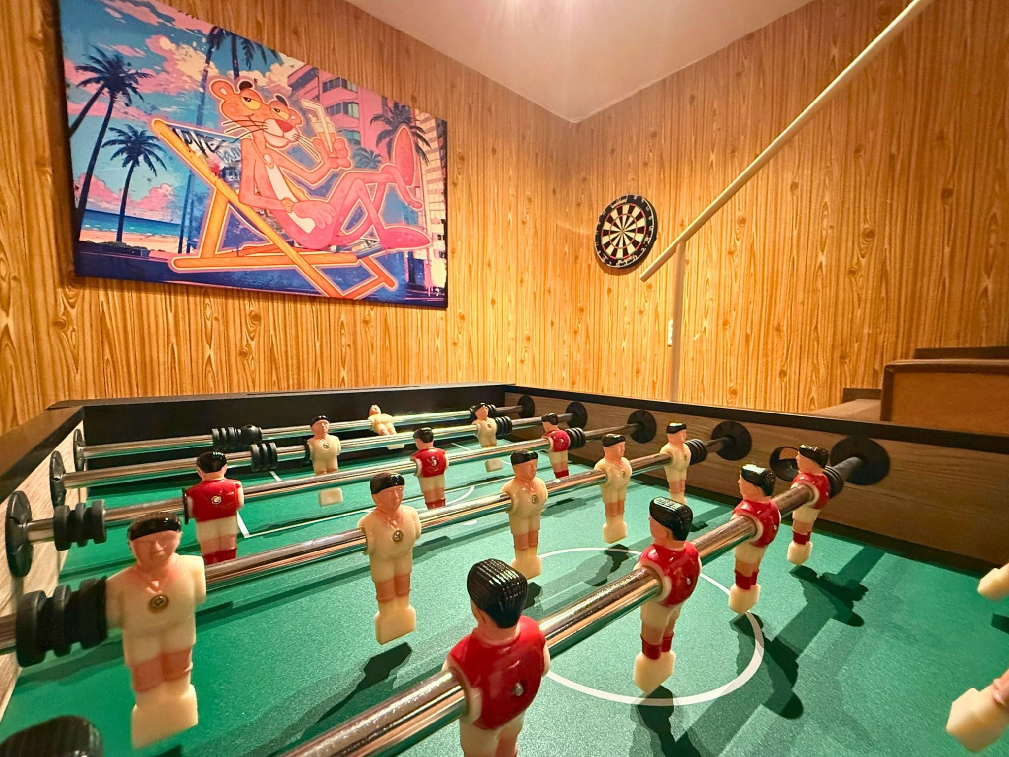 Spielzimmer mit Kicker, Sitzsäcken, Smart TV und Dartscheibe