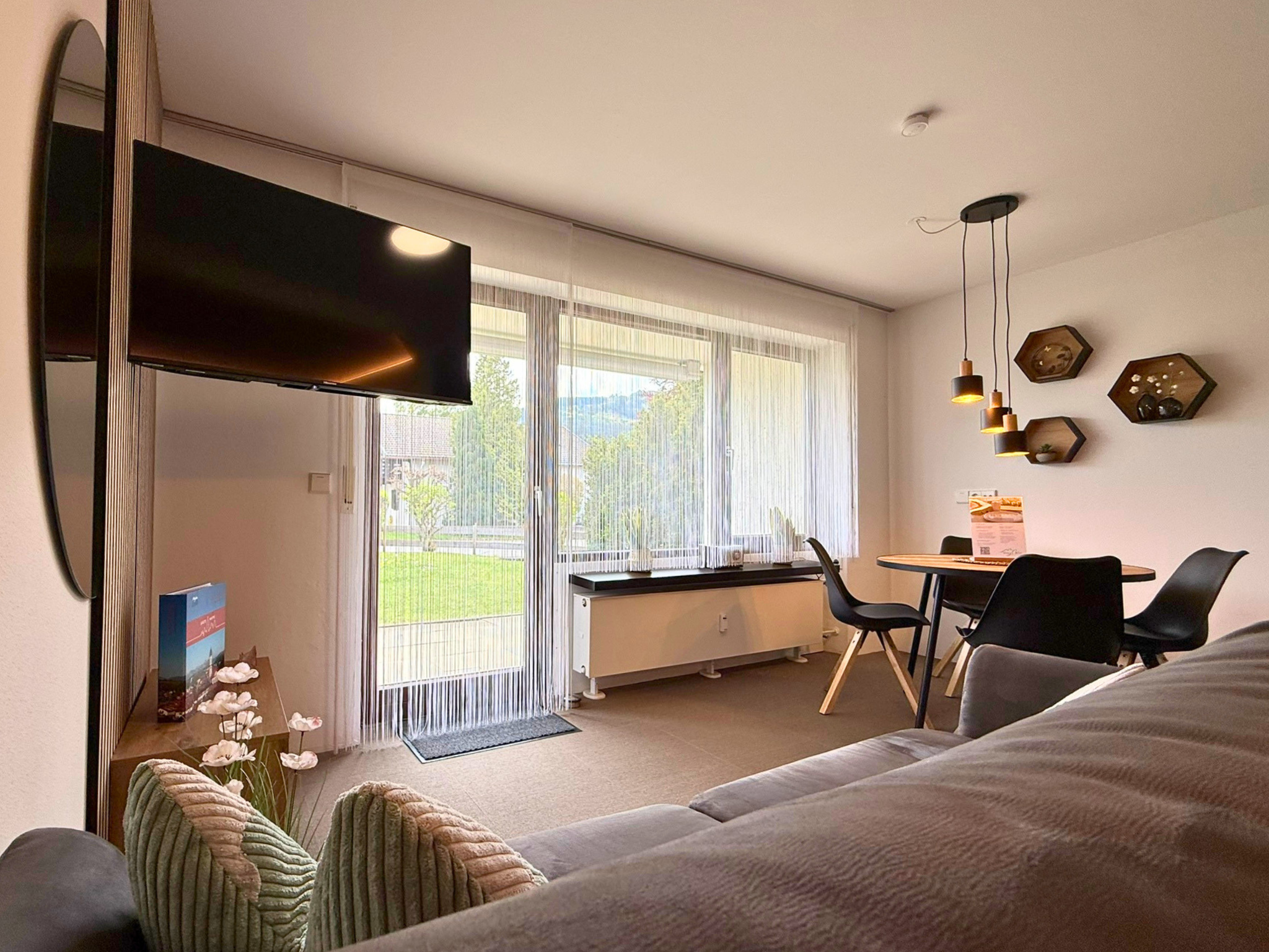 Smart-TV flexibel vom Sofa, Bett & Essbereich nutzbar