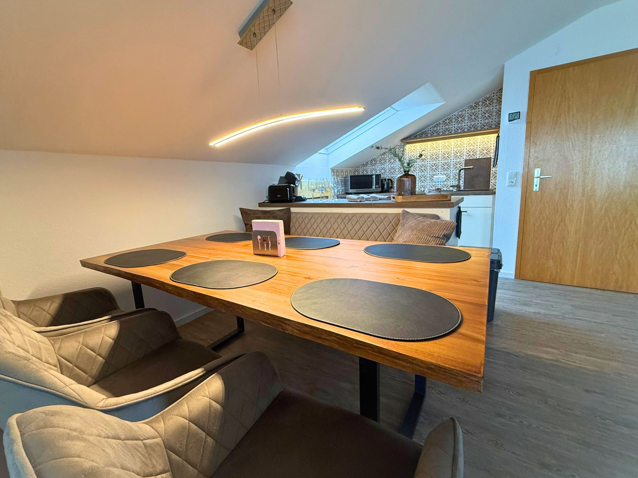 Wohn- und Essbereich mit Sitzgelegenheit für bis zu sechs Personen und ein Kleinkind, voll integrierter Küche und gemütlichem Sofa