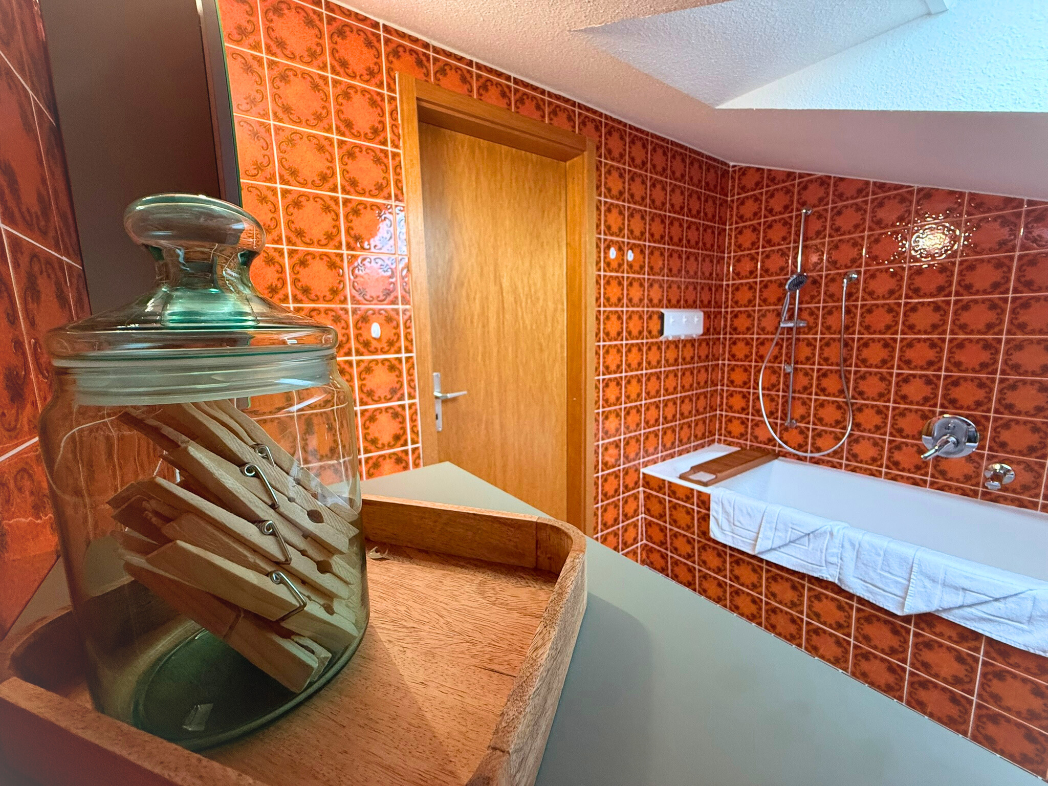 Badezimmer im Retro-Stil mit Badewanne