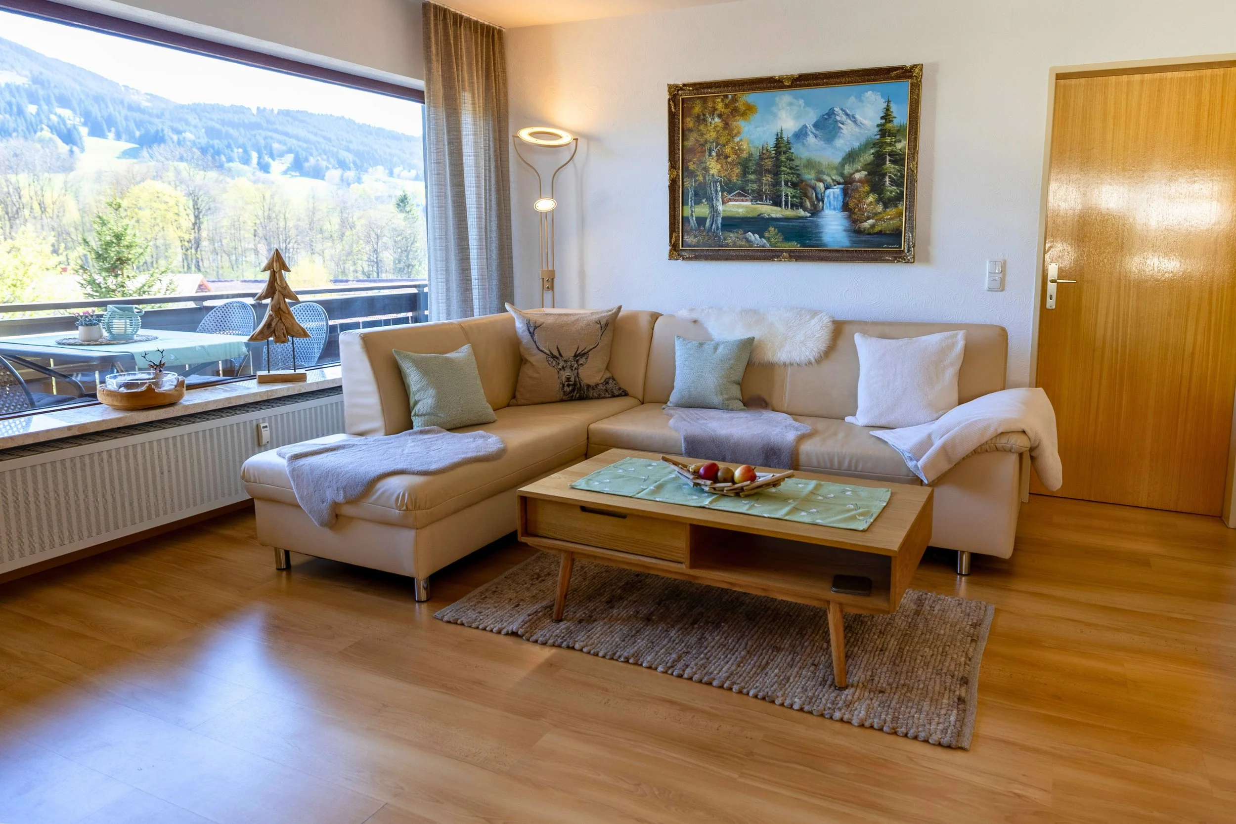 Gemütlicher Wohnbereich mit Zugang zum Südbalkon und toller Aussicht