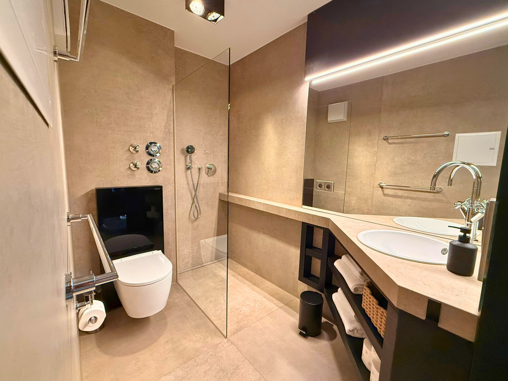 Stilvolles Badezimmer mit Dusche & WC