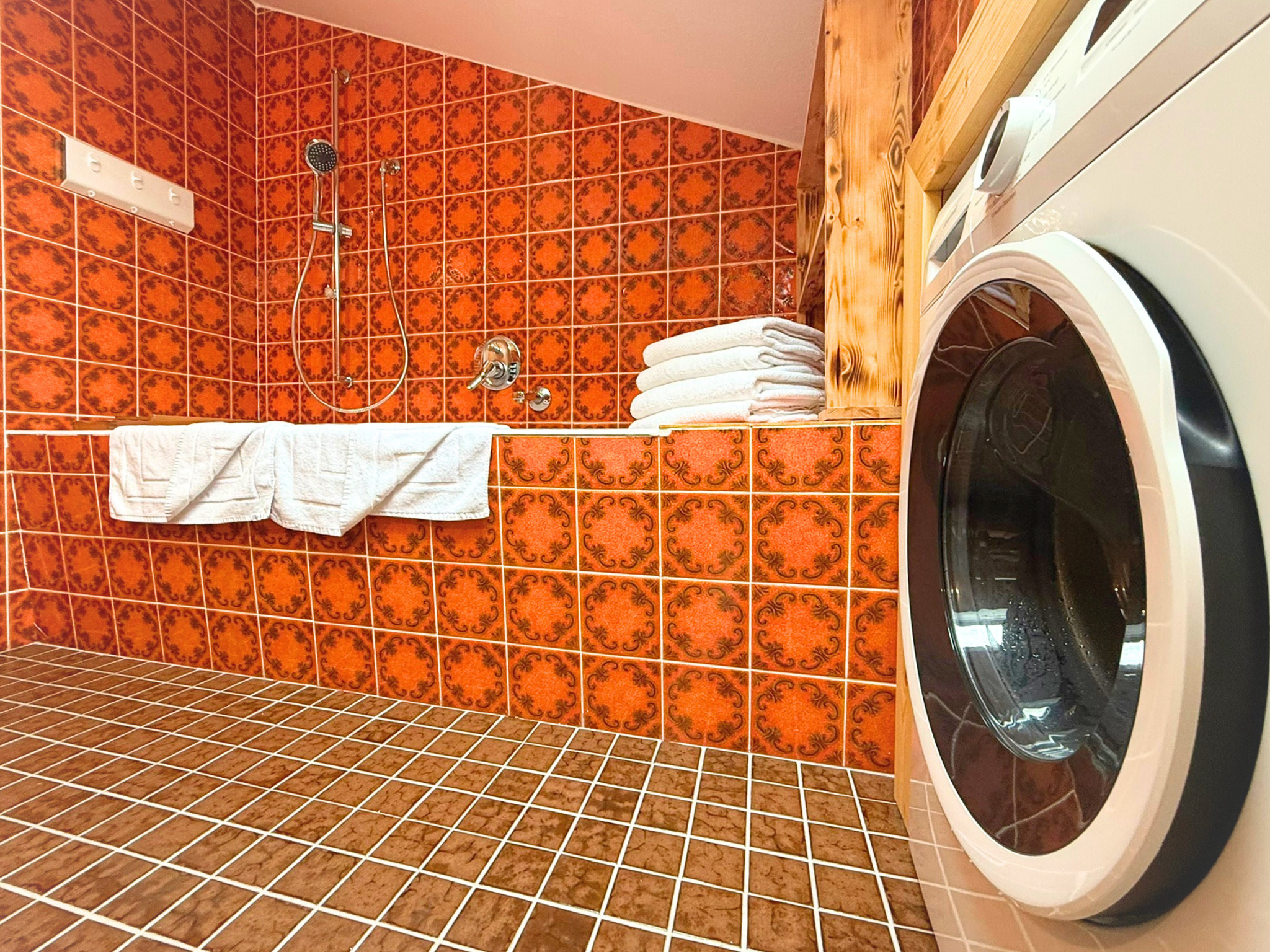 Badezimmer mit Badewanne und Waschmaschine