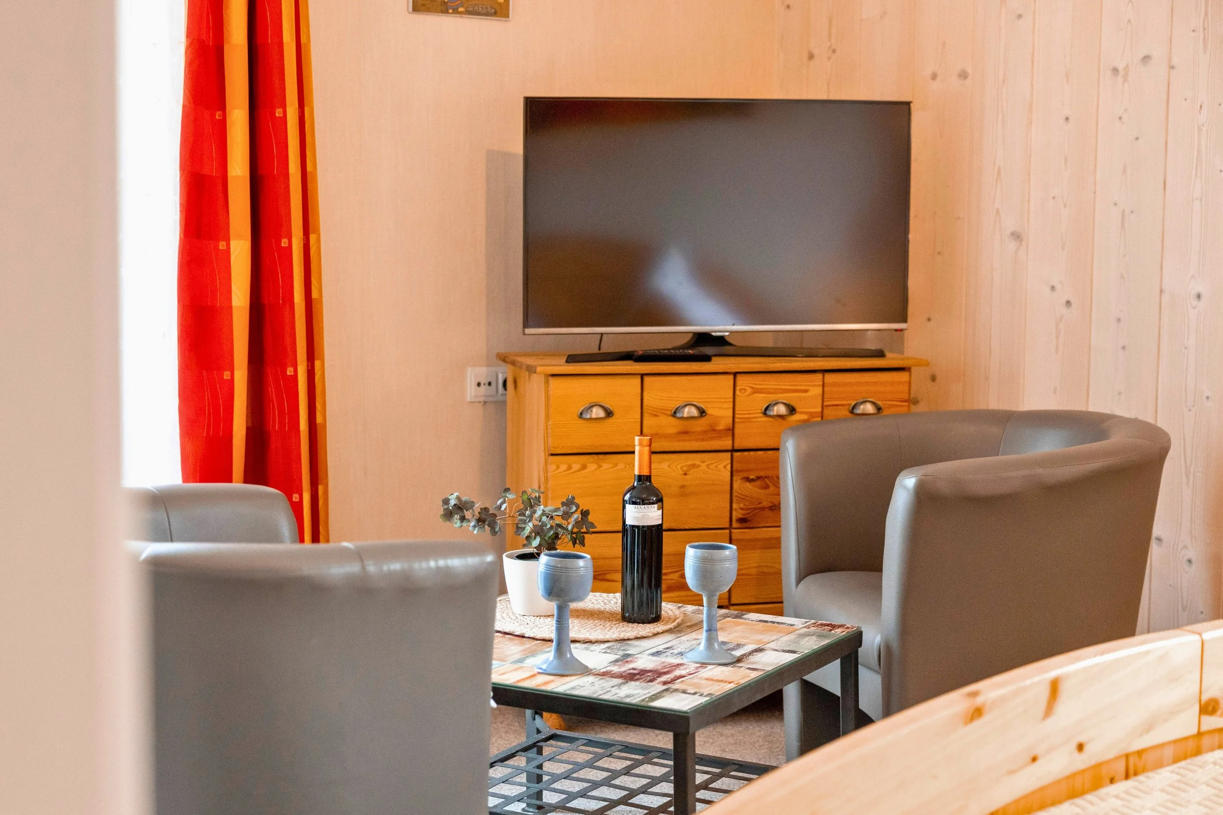 gemütlicher Sitzbereich mit TV
