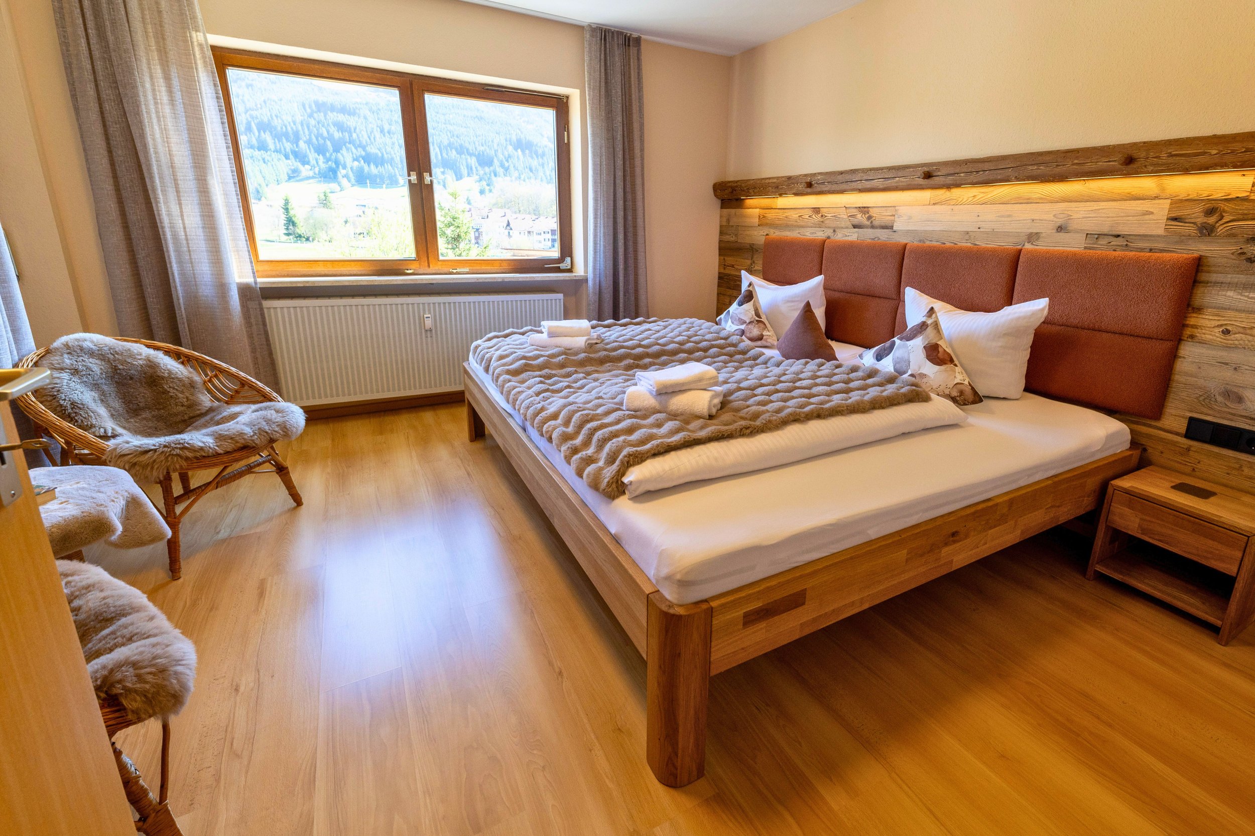 Großzügiges Schlafzimmer mit Familienbett (240 × 200 cm), Smart-TV und direktem Zugang zum Südbalkon.