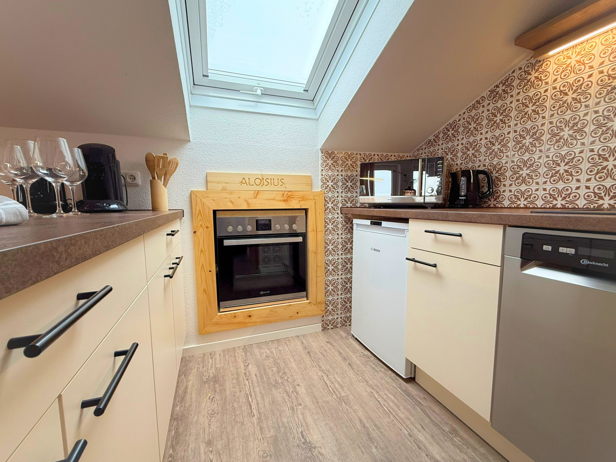 Wohn- und Essbereich mit Sitzgelegenheit für bis zu fünf Personen und ein Kleinkind, voll integrierter Küche und gemütlichem Sofa