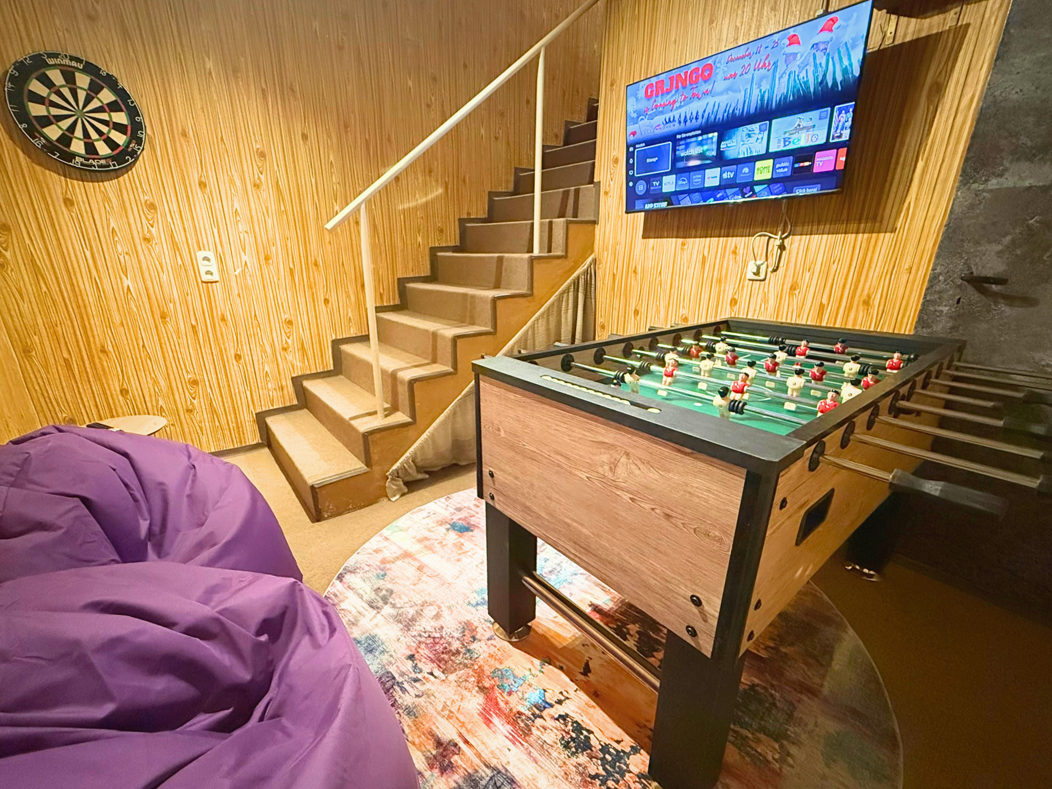 Spielzimmer mit Kicker, Sitzsäcken, Smart TV und Dartscheibe