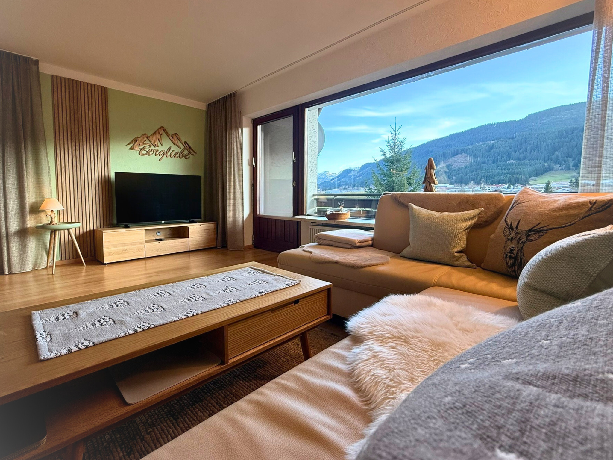 Gemütliche Couch mit großem 55-Zoll-TV