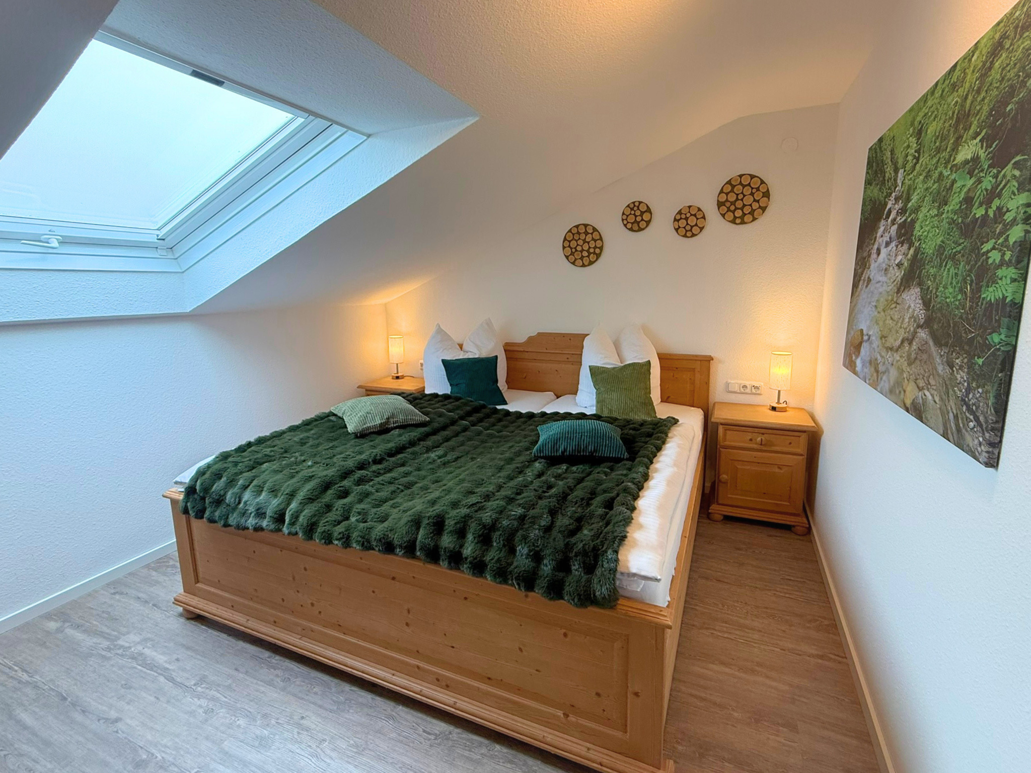 Schlafzimmer mit Doppelbett (200 × 200 cm) aus Vollholz