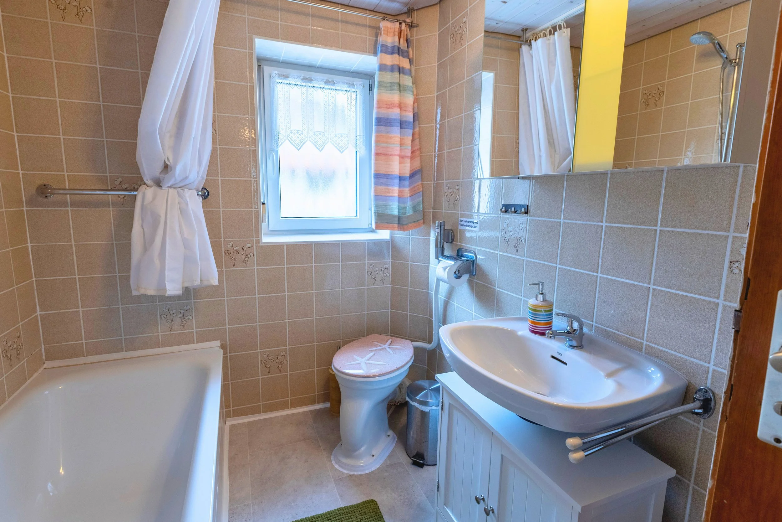 Badezimmer mit WC und Badewanne