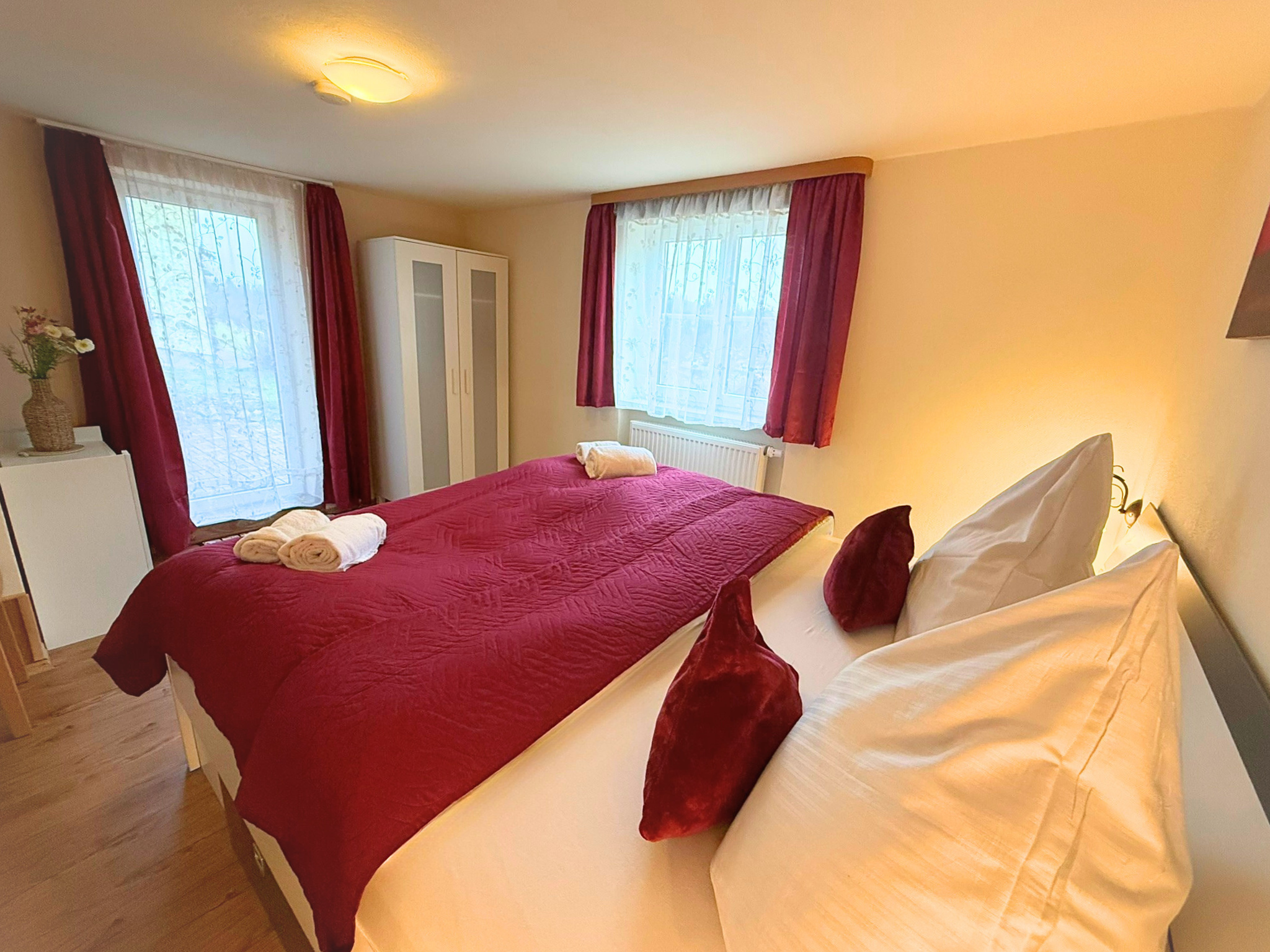 Schlafzimmer mit Zugang zur Terrasse