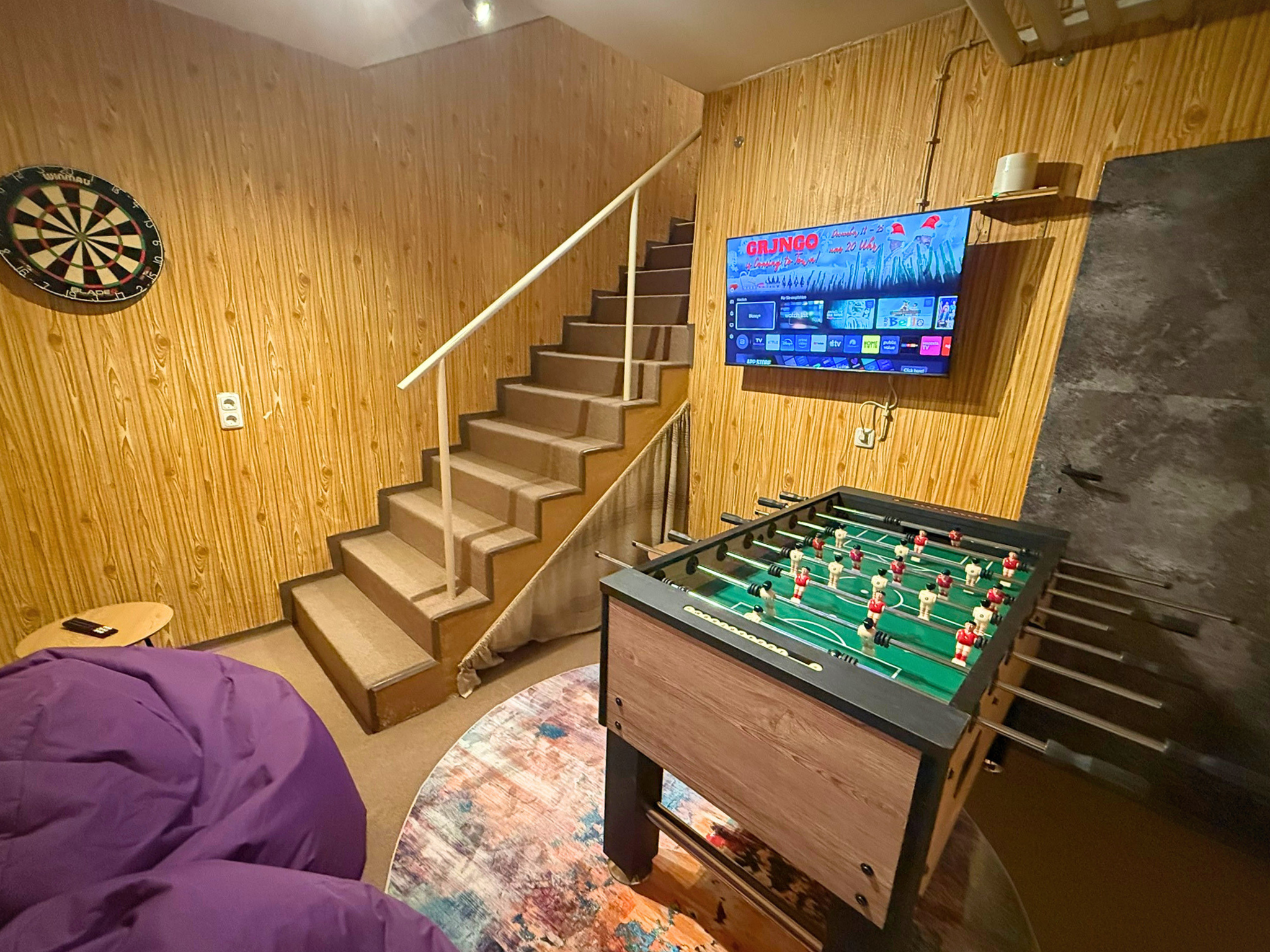 Freizeitraum mit Kicker, Sitzsäcken, Smart TV und Dartscheibe