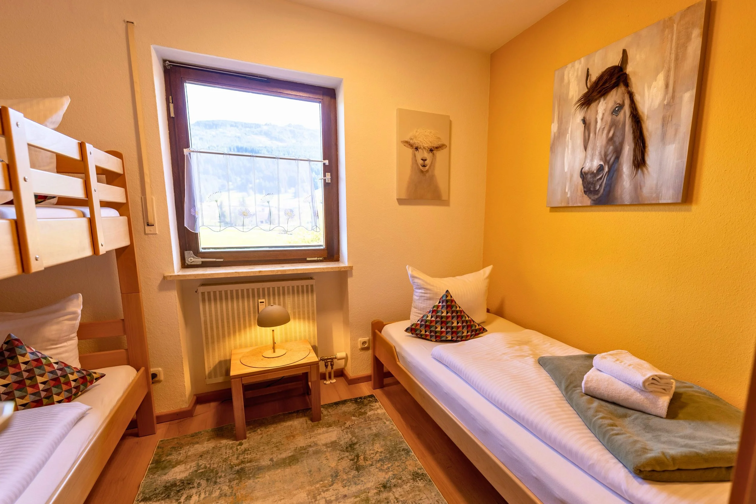 Zweites Schlafzimmer mit Etagenbett und Einzelbett (je 90x200 cm)