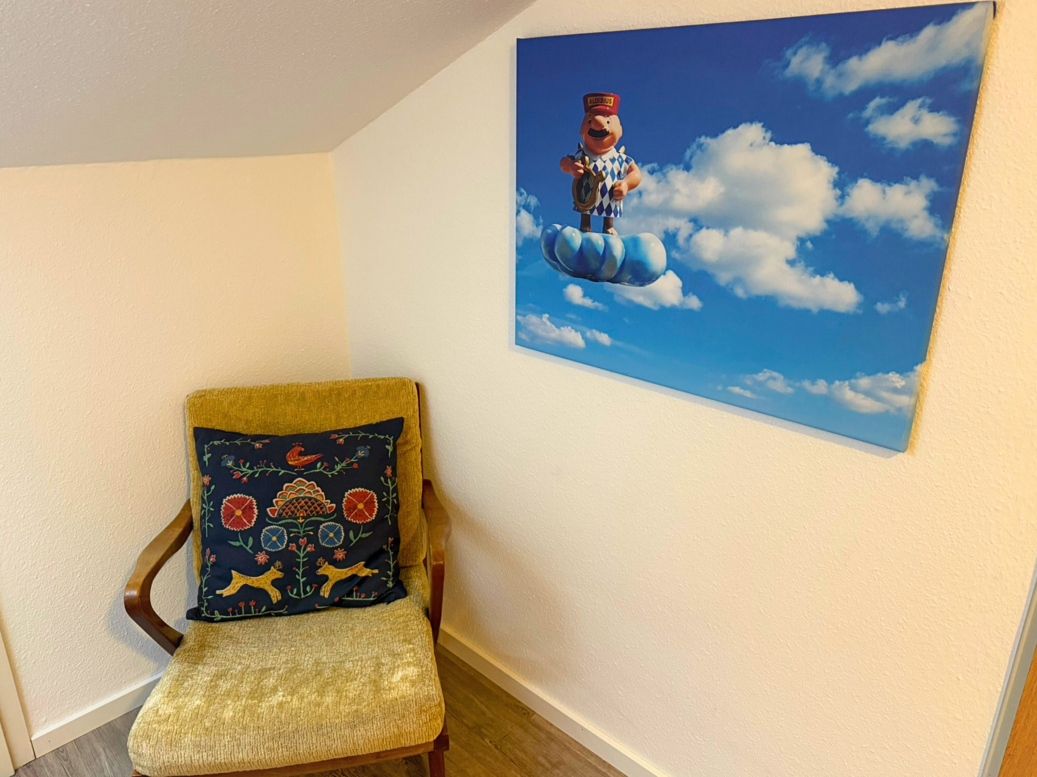 Sitzgelegenheit mit dem Bild vom Aloisius -dem "Münchner im Himmel"