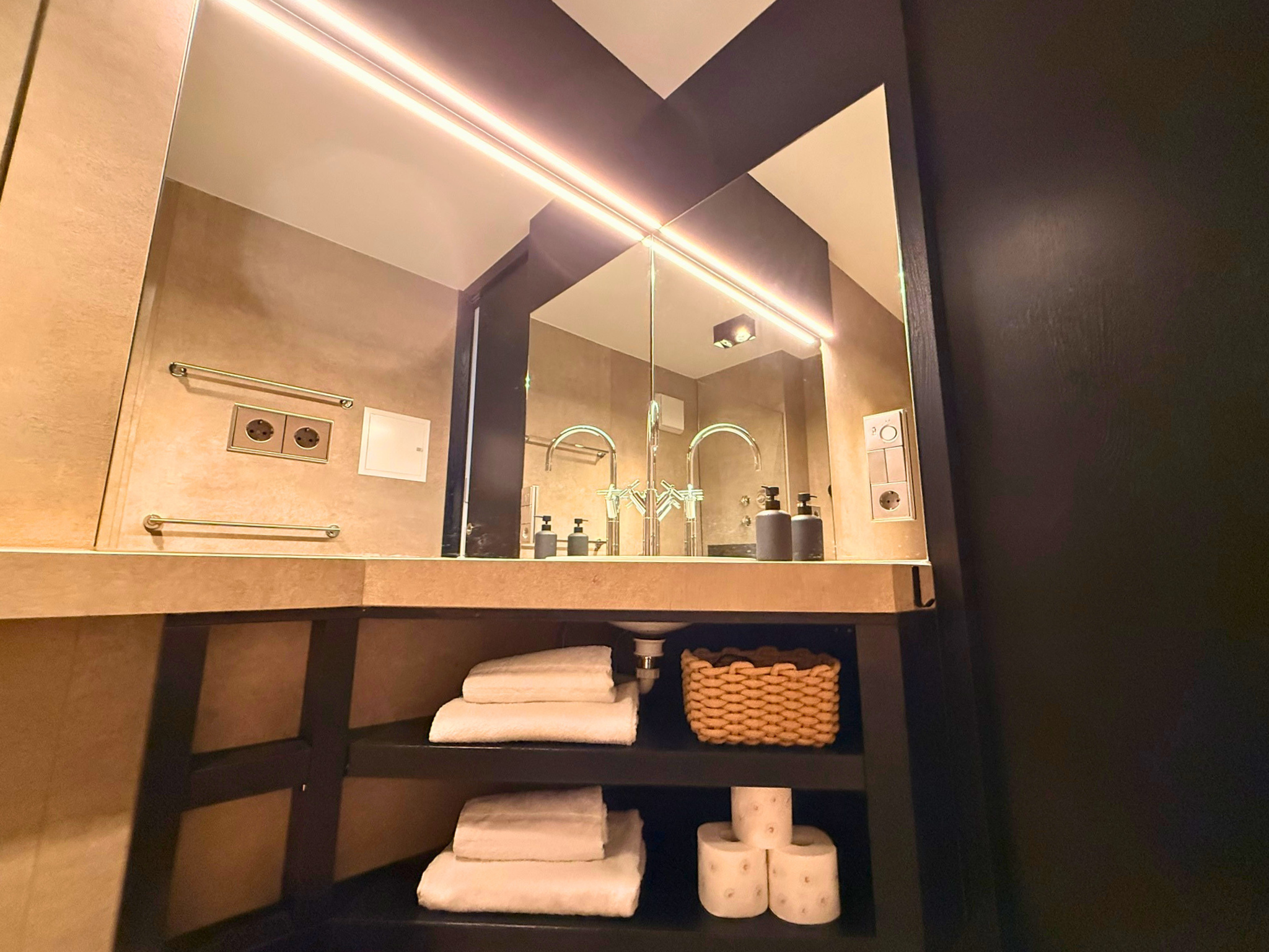 Hochwertig gestaltetes Badezimmer