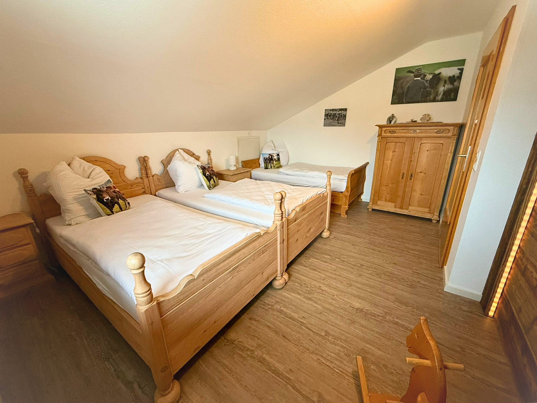 Kinderzimmer mit drei Einzelbetten 