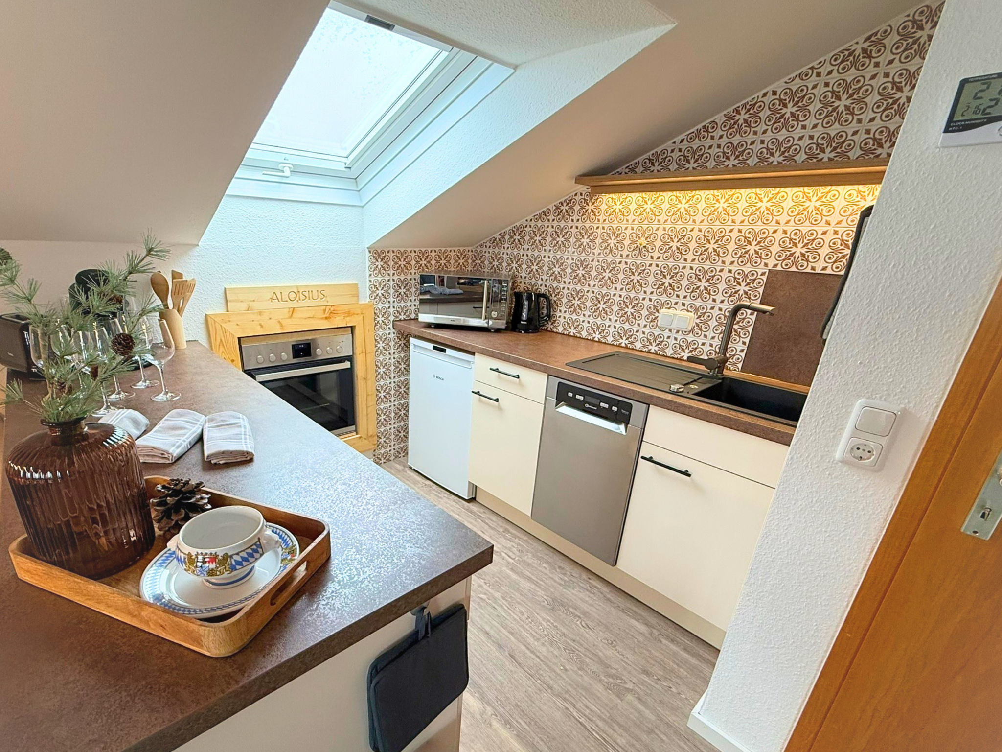 Wohn- und Essbereich mit Sitzgelegenheit für bis zu fünf Personen und ein Kleinkind, voll integrierter Küche und gemütlichem Sofa