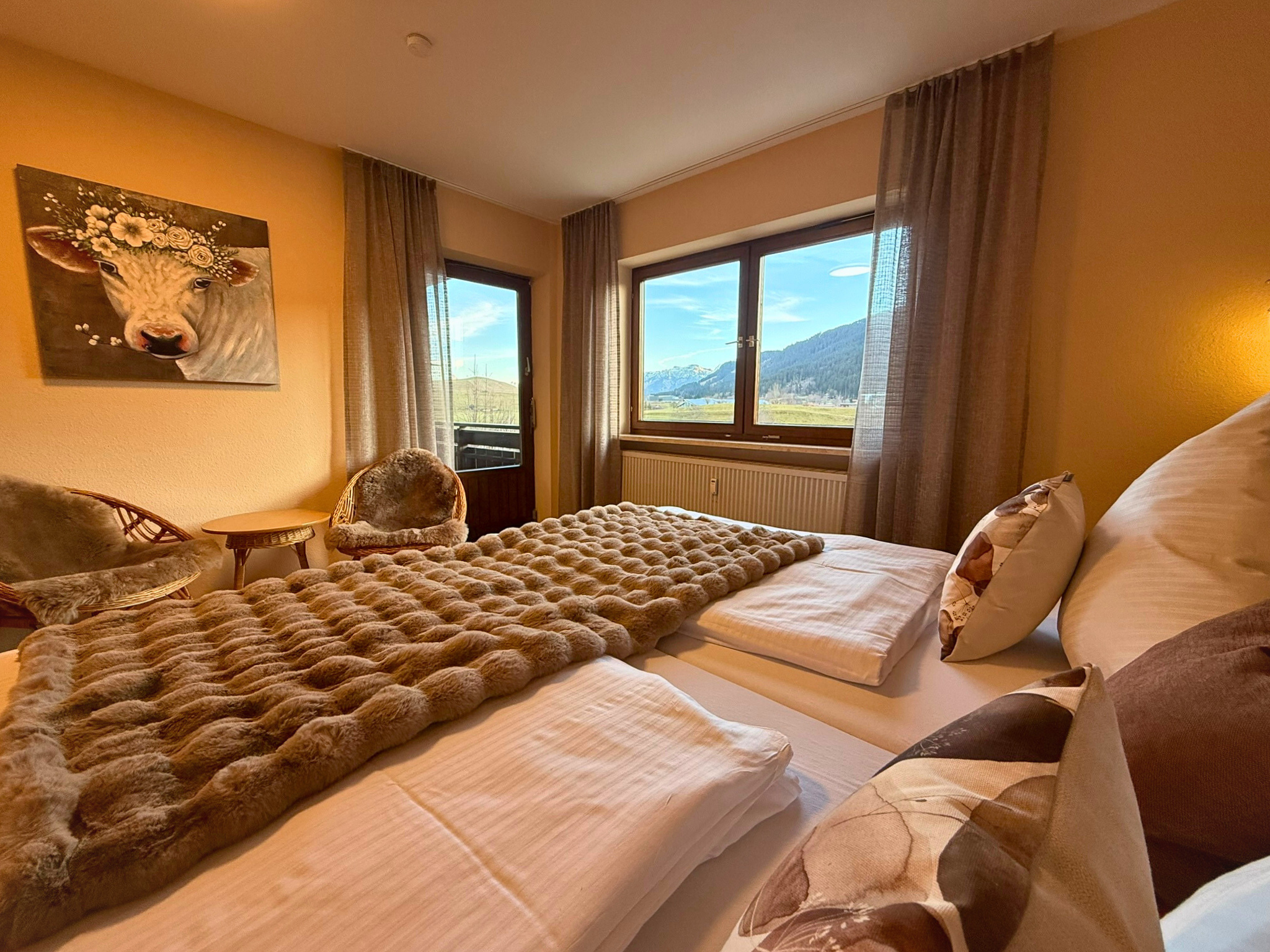 Schlafzimmer mit Familienbett (240×200 cm) für 2–3 Personen