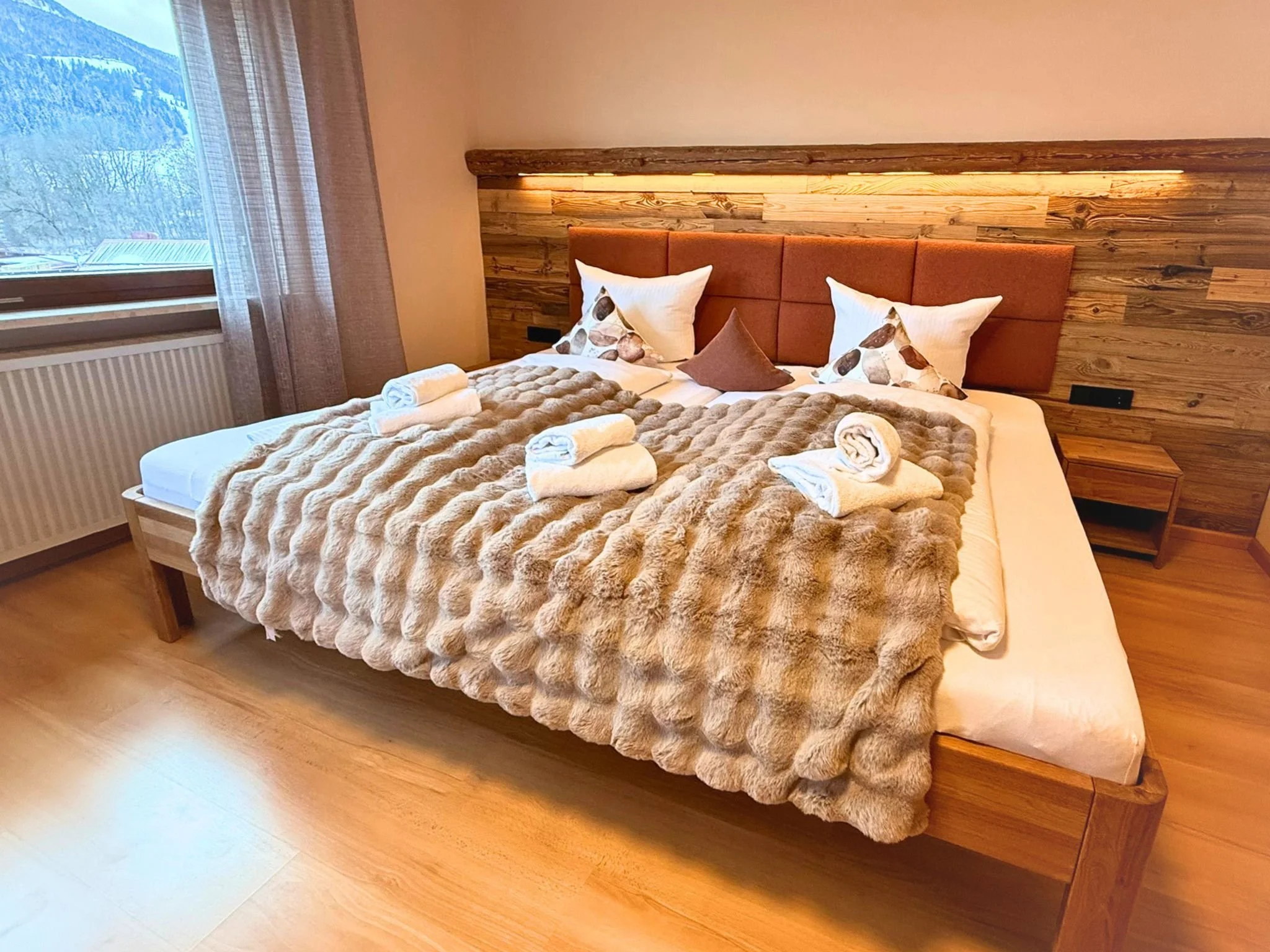 Schlafzimmer mit Familienbett (240×200 cm) für 2–3 Personen