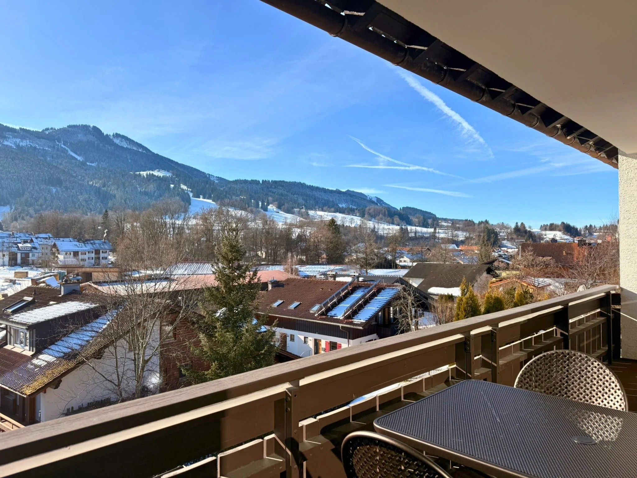 Balkon mit Sitzgelegenheiten Aussicht auf die Alpspitze