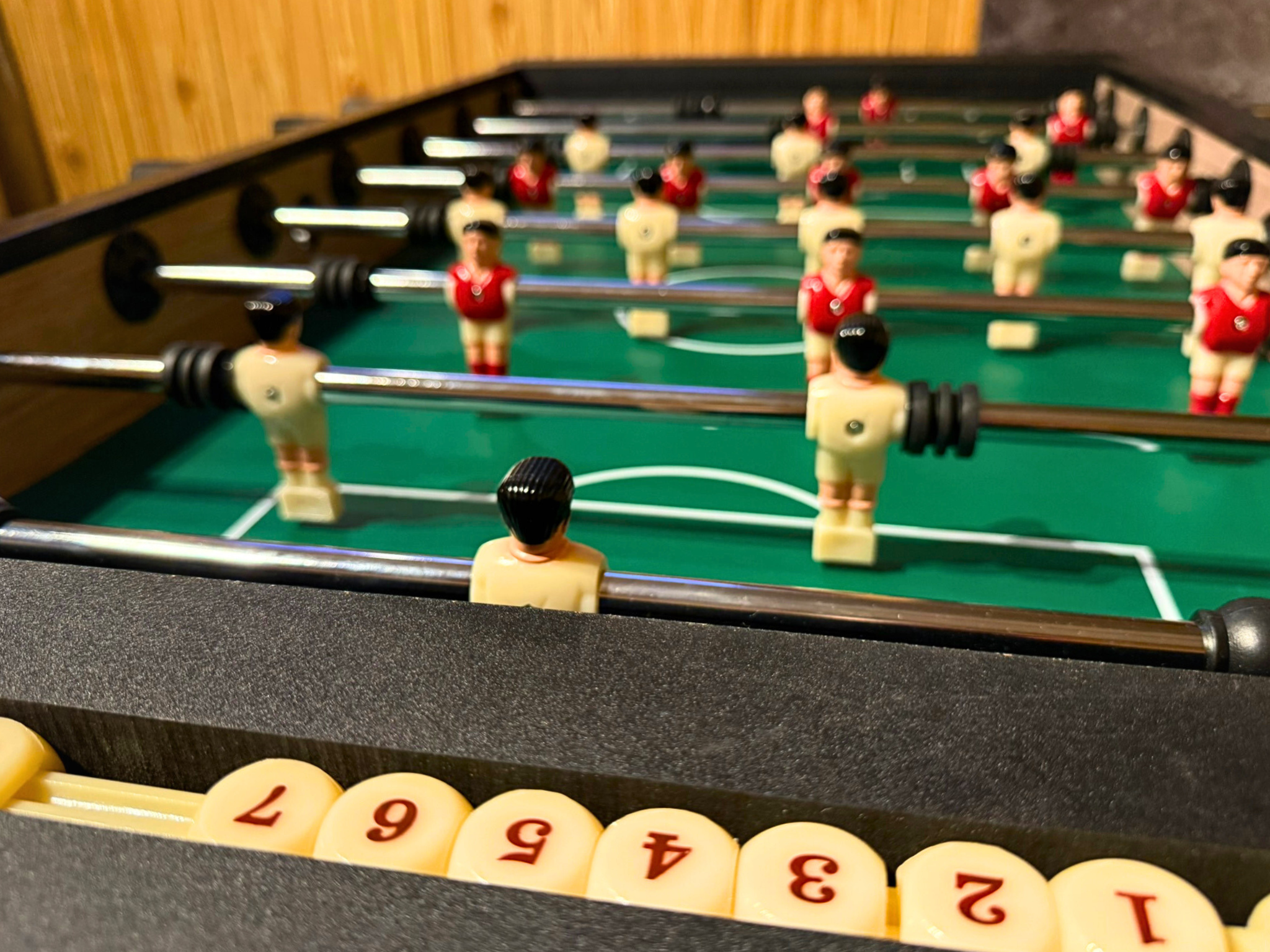 Tischkicker im separaten Spielzimmer