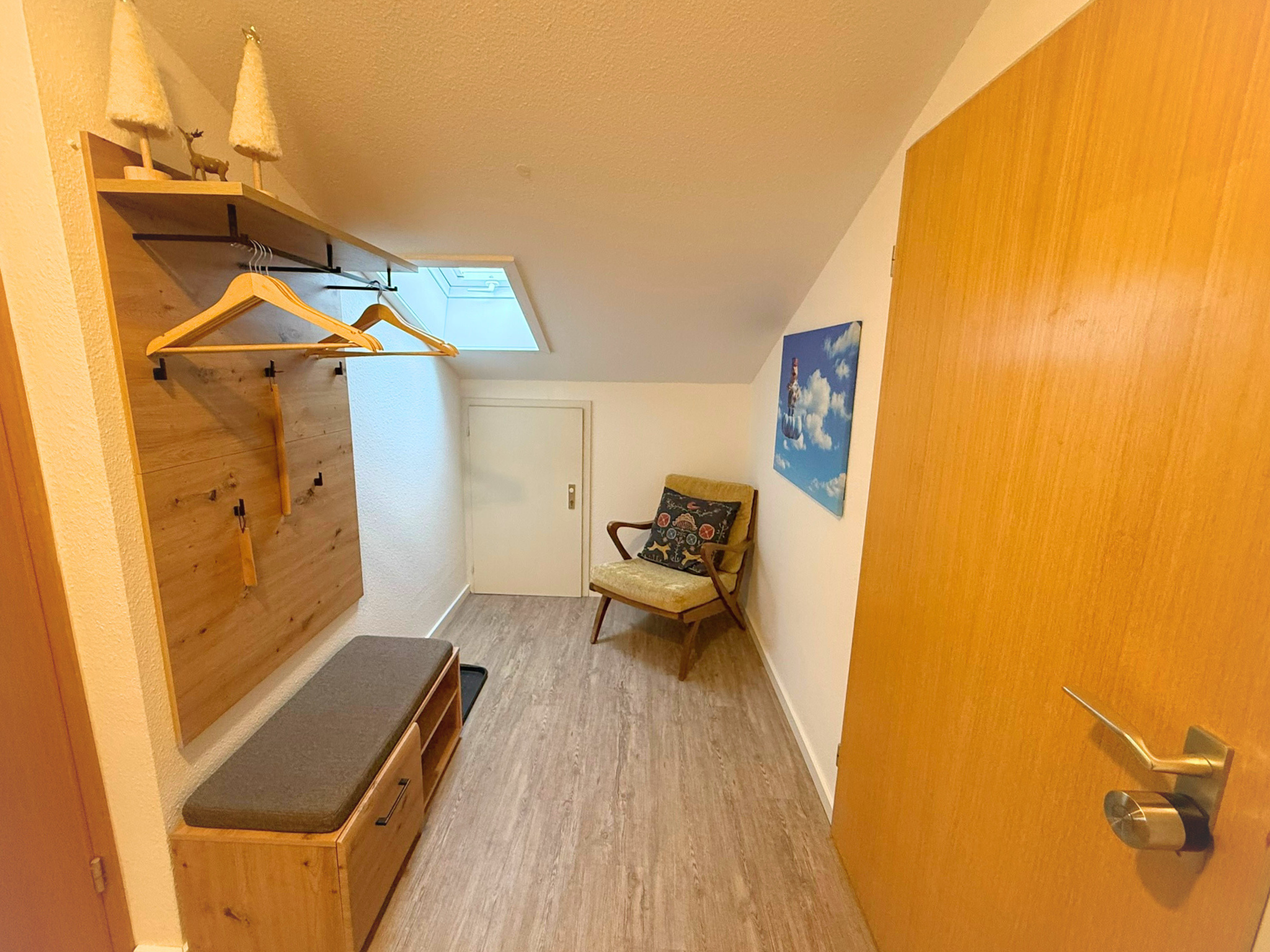 Eingangsbereich mit Garderobe und Sitzgelegenheit