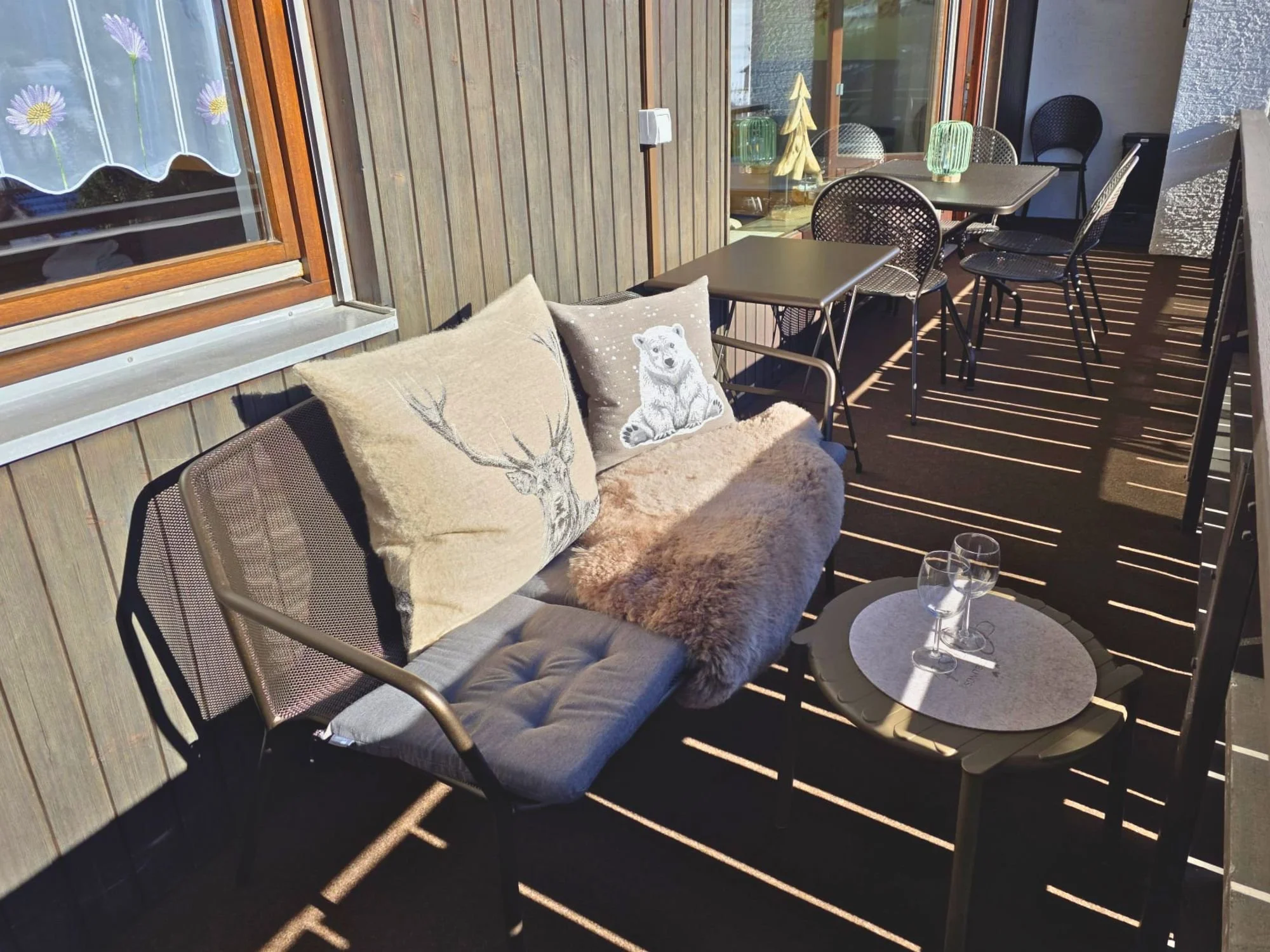 Gemütliche Sitzgelegenheit auf dem Südbalkon