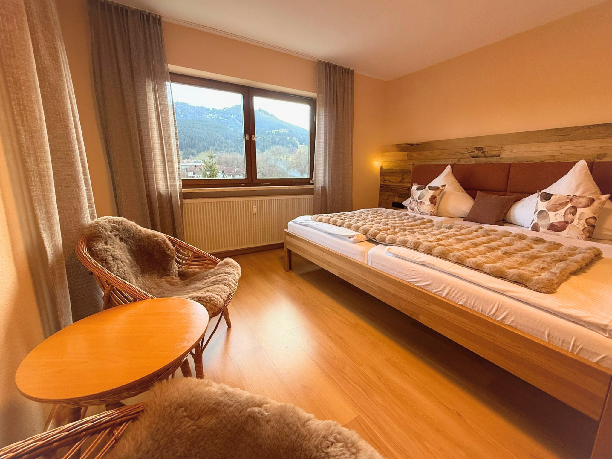 Schlafzimmer mit Familienbett (240×200 cm) für 2–3 Personen