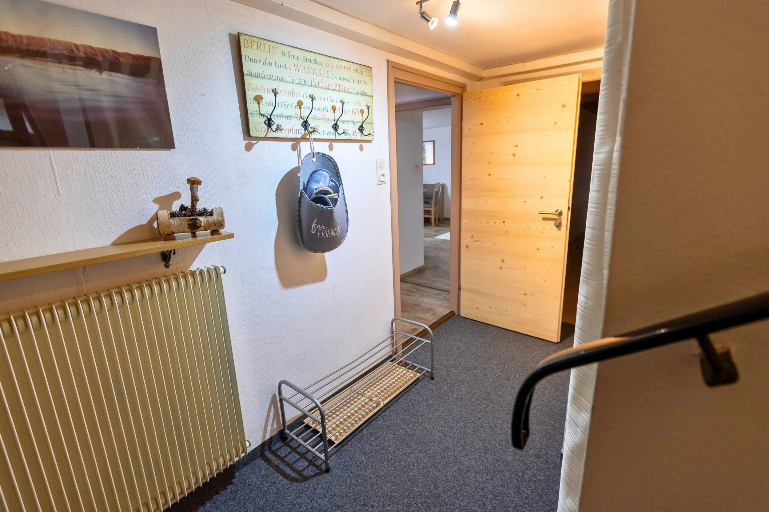 Freundlicher Eingangsbereich mit Treppenaufgang