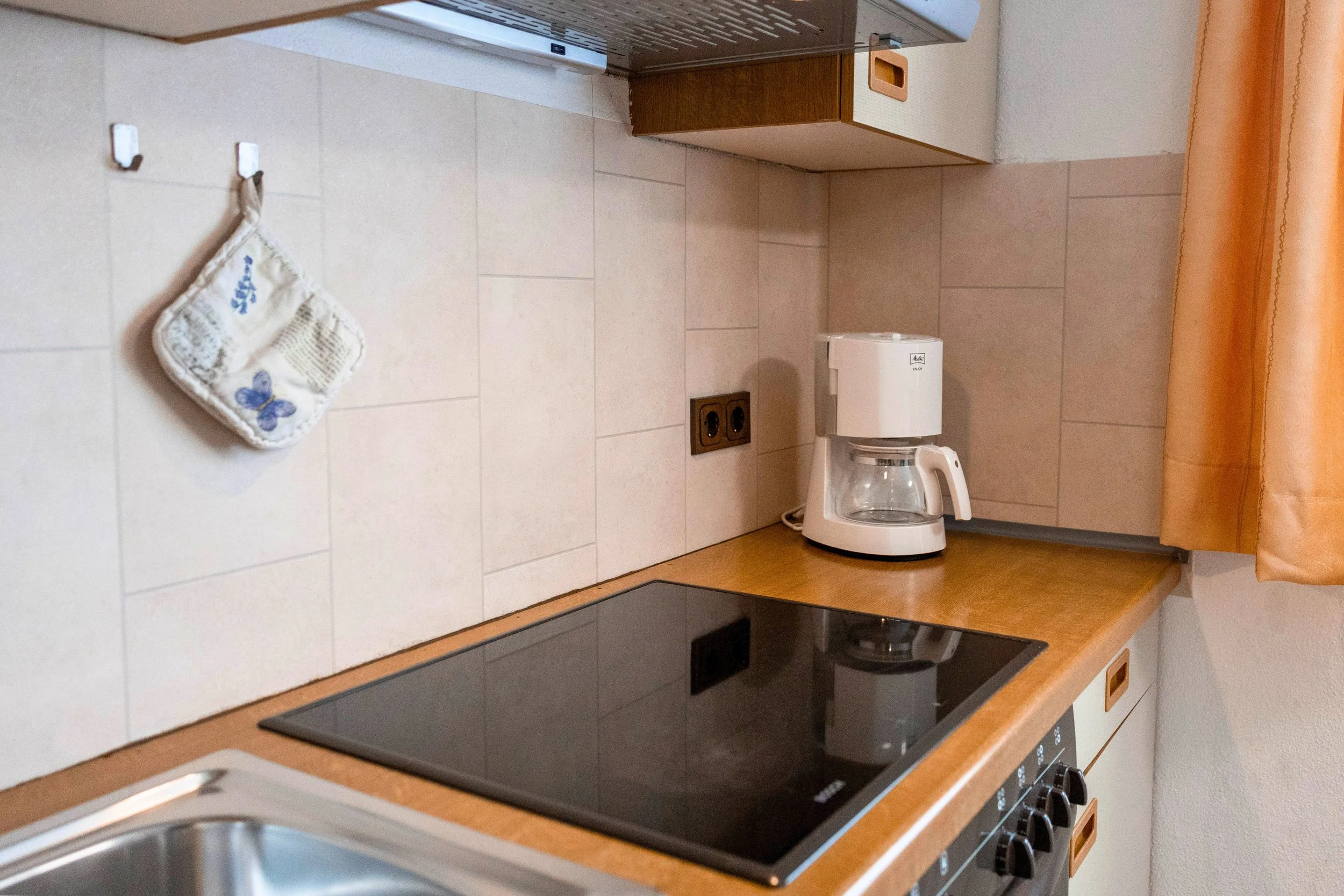 Küche mit Kaffeemaschine und kompletter Ausstattung