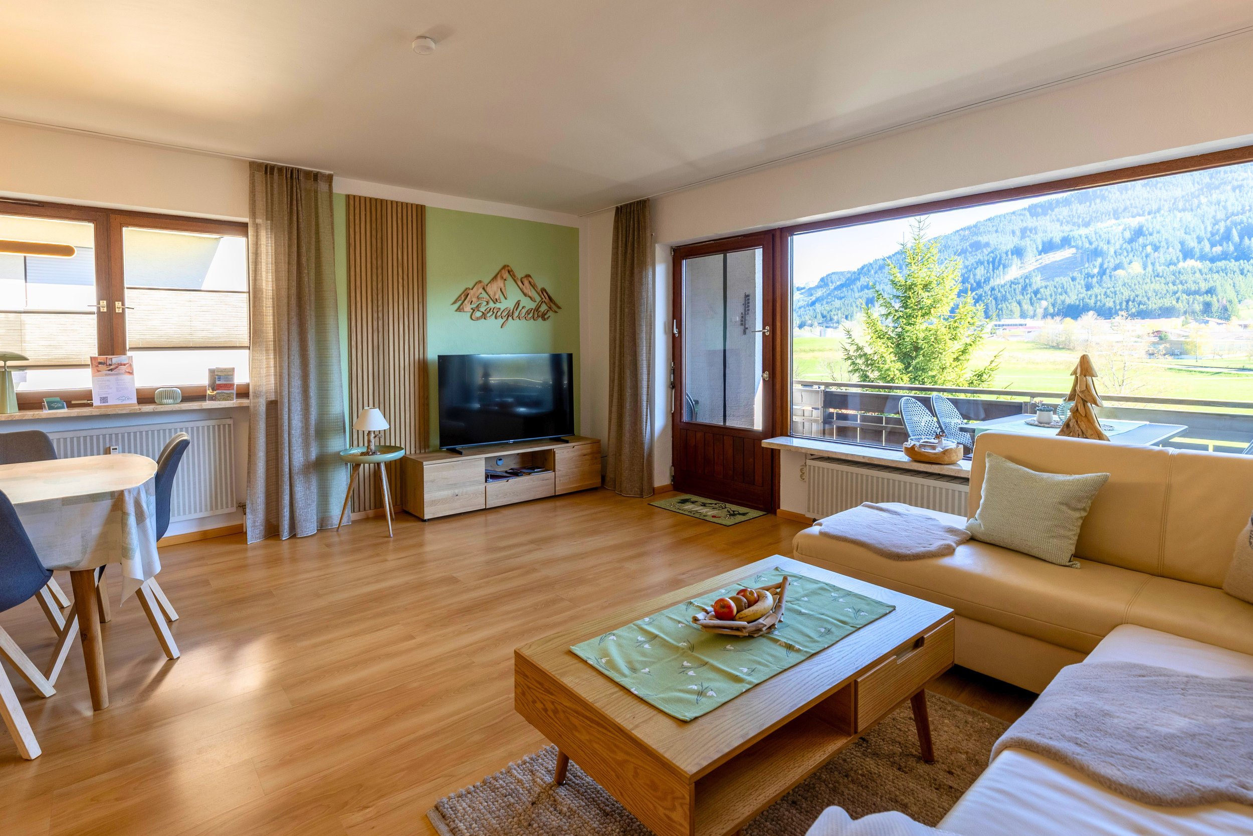 Heller Wohnbereich mit Sofa, Essbereich und Arbeitsplatz
