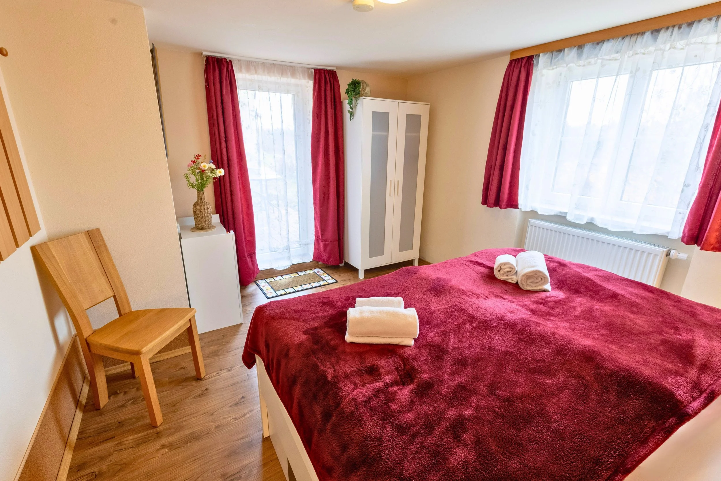 Schlafzimmer mit Zugang zur Terrasse