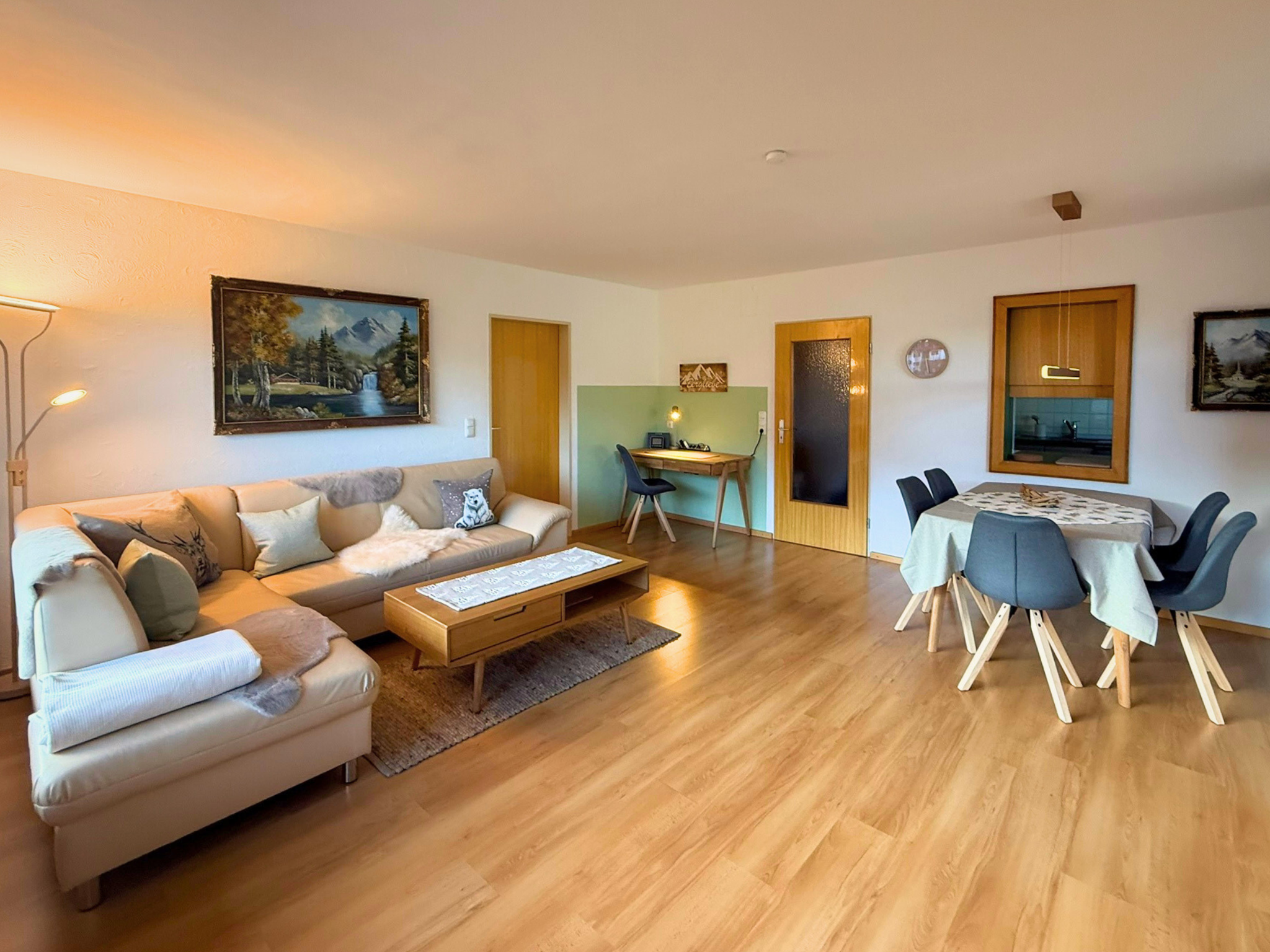 Heller Wohnbereich mit Sofa, Essbereich und Arbeitsplatz