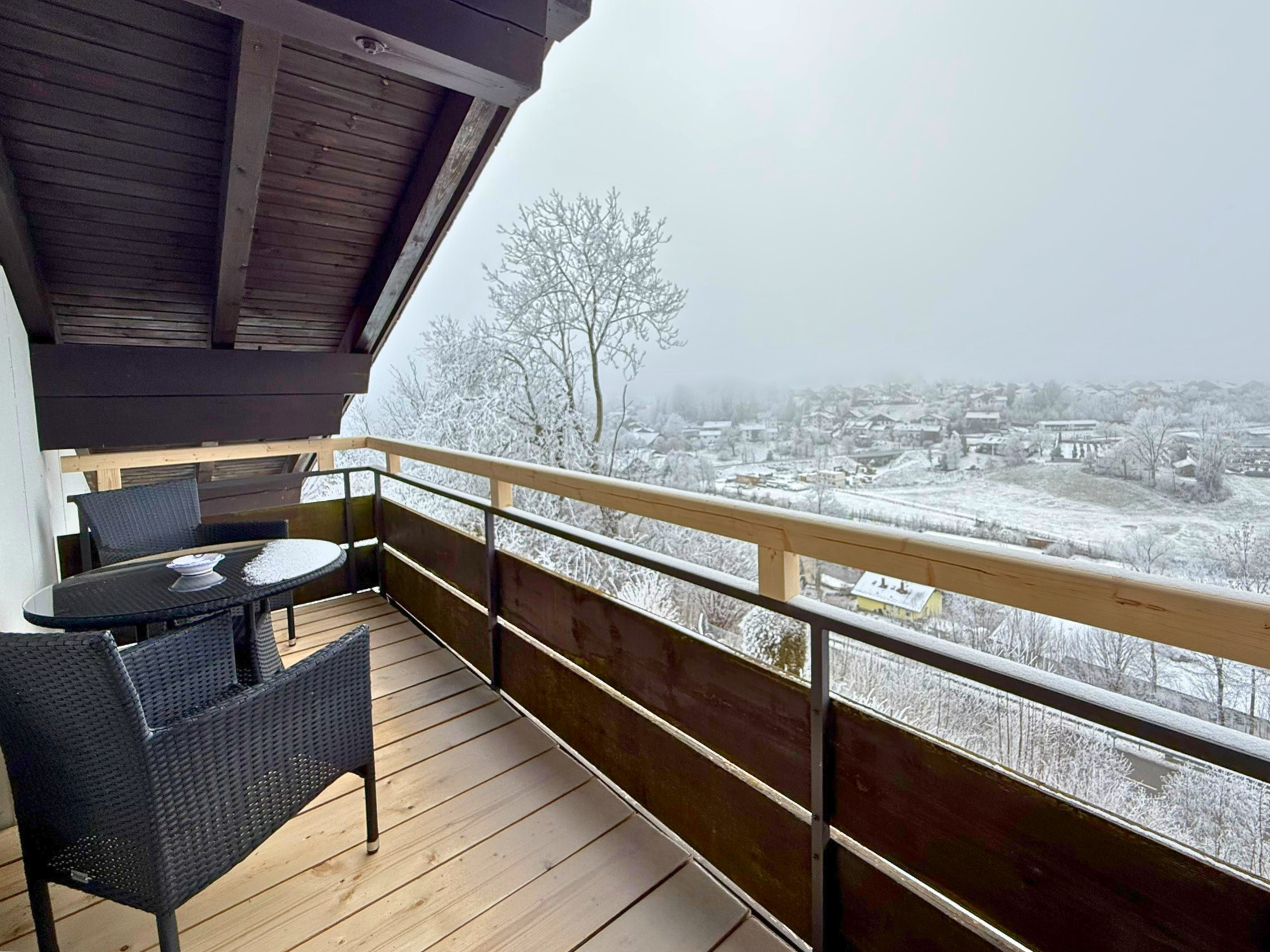 Winteraufnahme des Westbalkons mit erhöhtem Balkongeländer für zusätzliche Sicherheit
