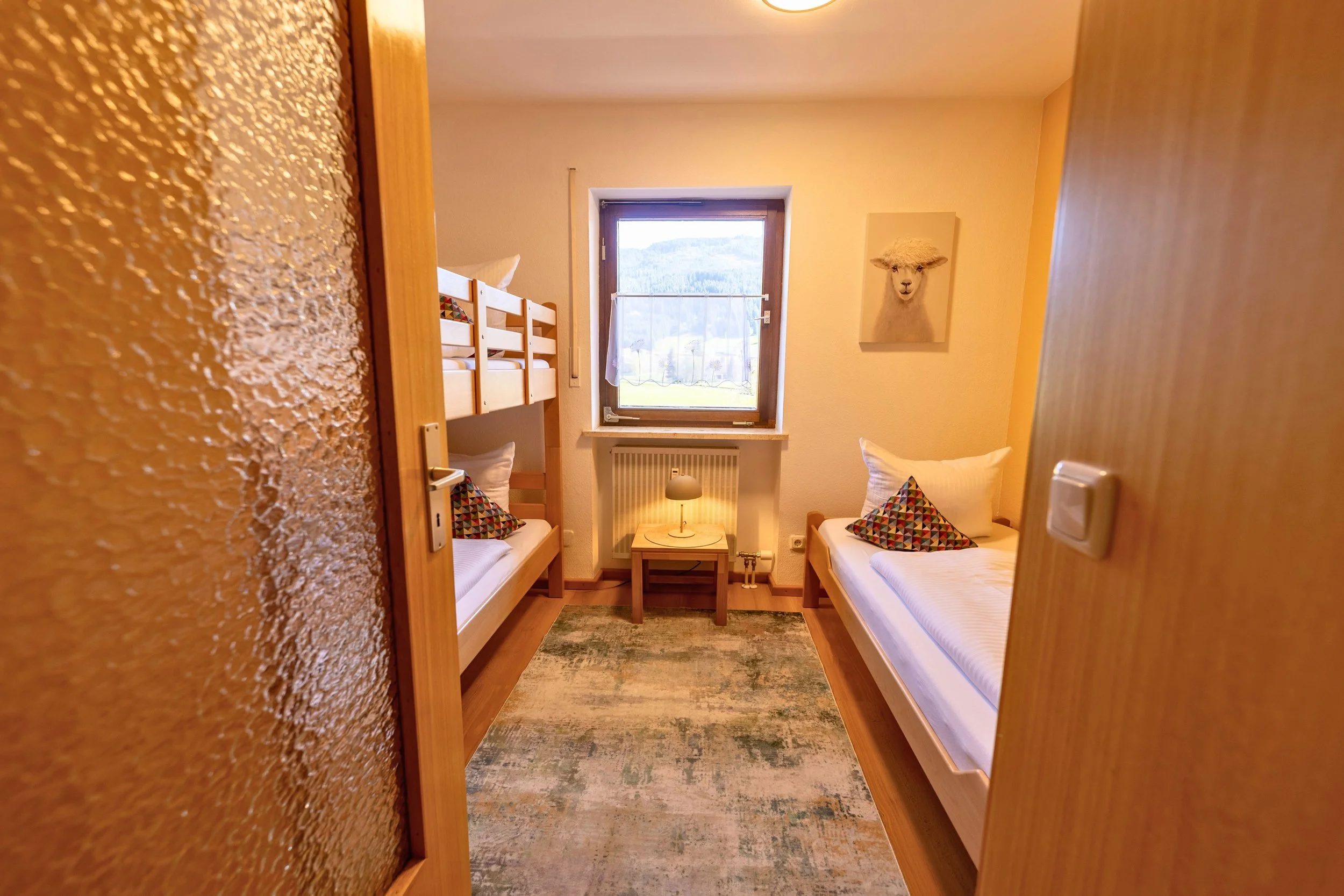 Zweites Schlafzimmer mit Etagenbett und Einzelbett (je 90x200 cm)