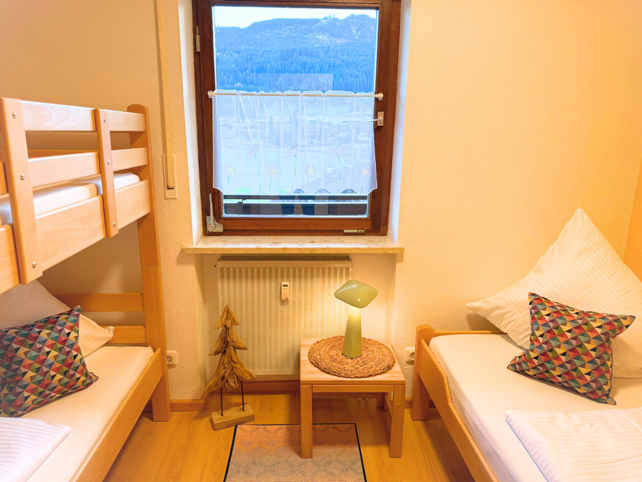 Kinderzimmer mit Etagenbett und Einzelbett (je 90×200 cm)