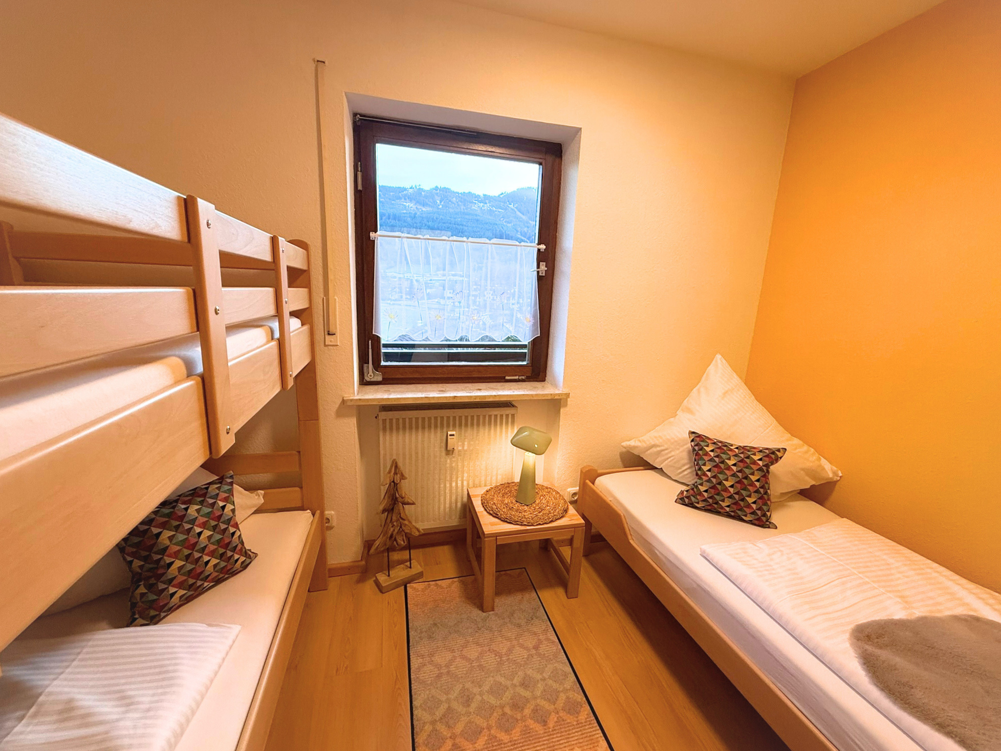 Kinderzimmer mit Etagenbett und Einzelbett (je 90×200 cm)