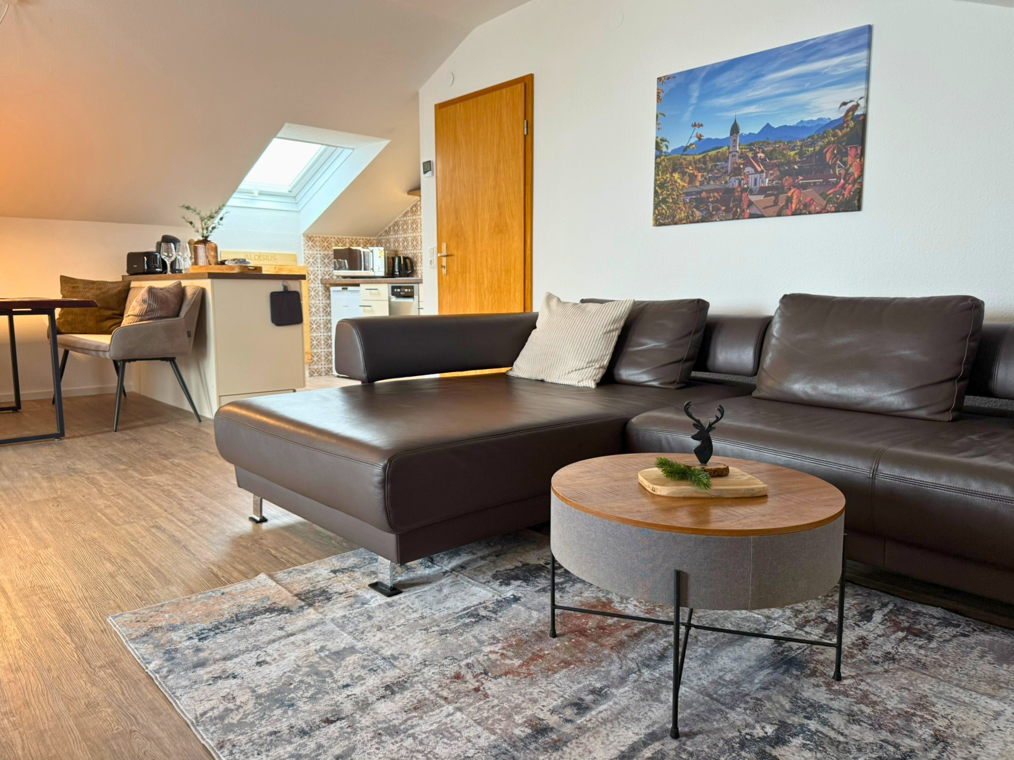 Wohnbereich mit gemütlichem Sofa, Essbereich und integrierter, voll ausgestatteter Küche