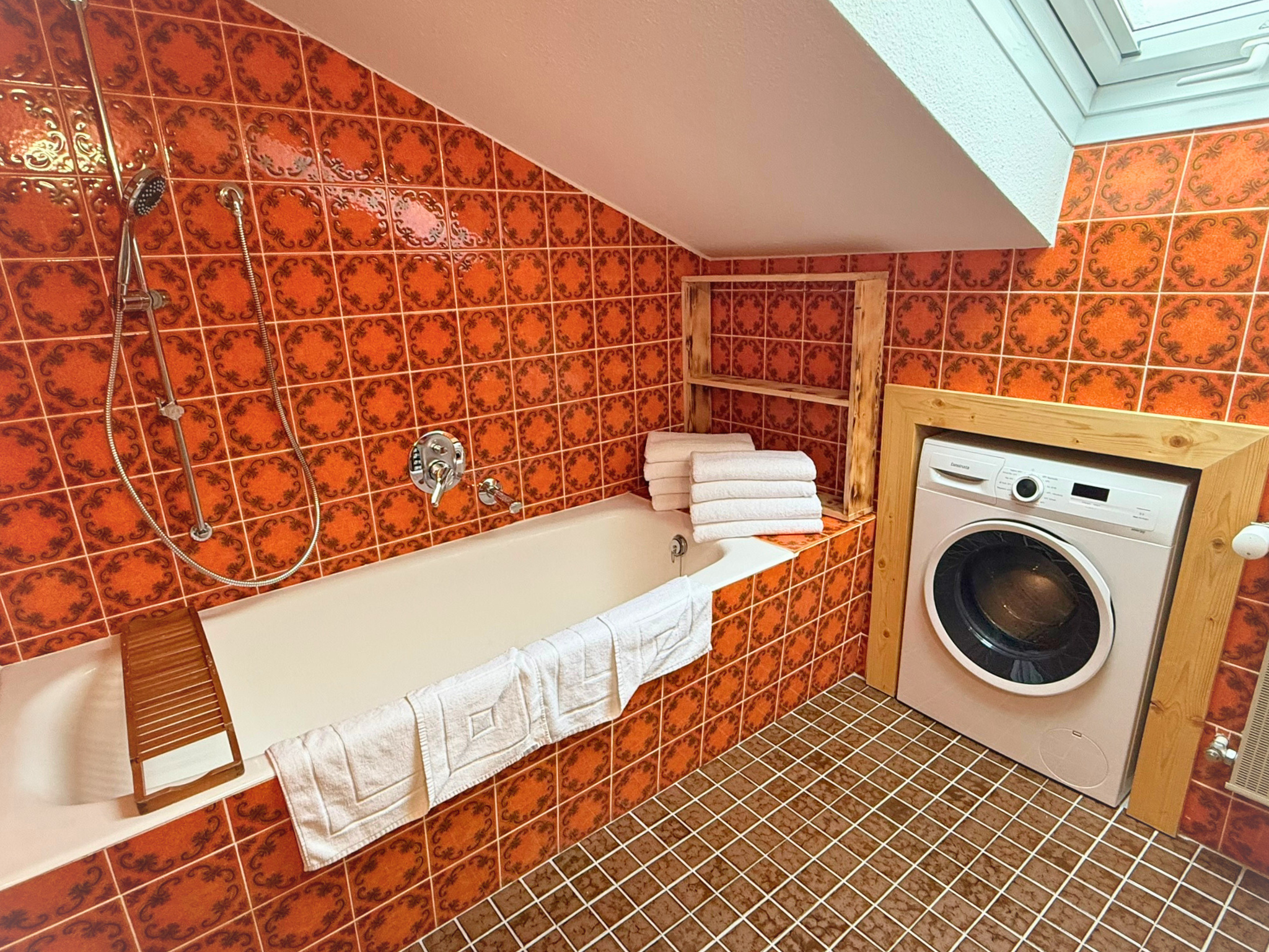 Badezimmer im Retro-Stil mit Badewanne und Waschmaschine