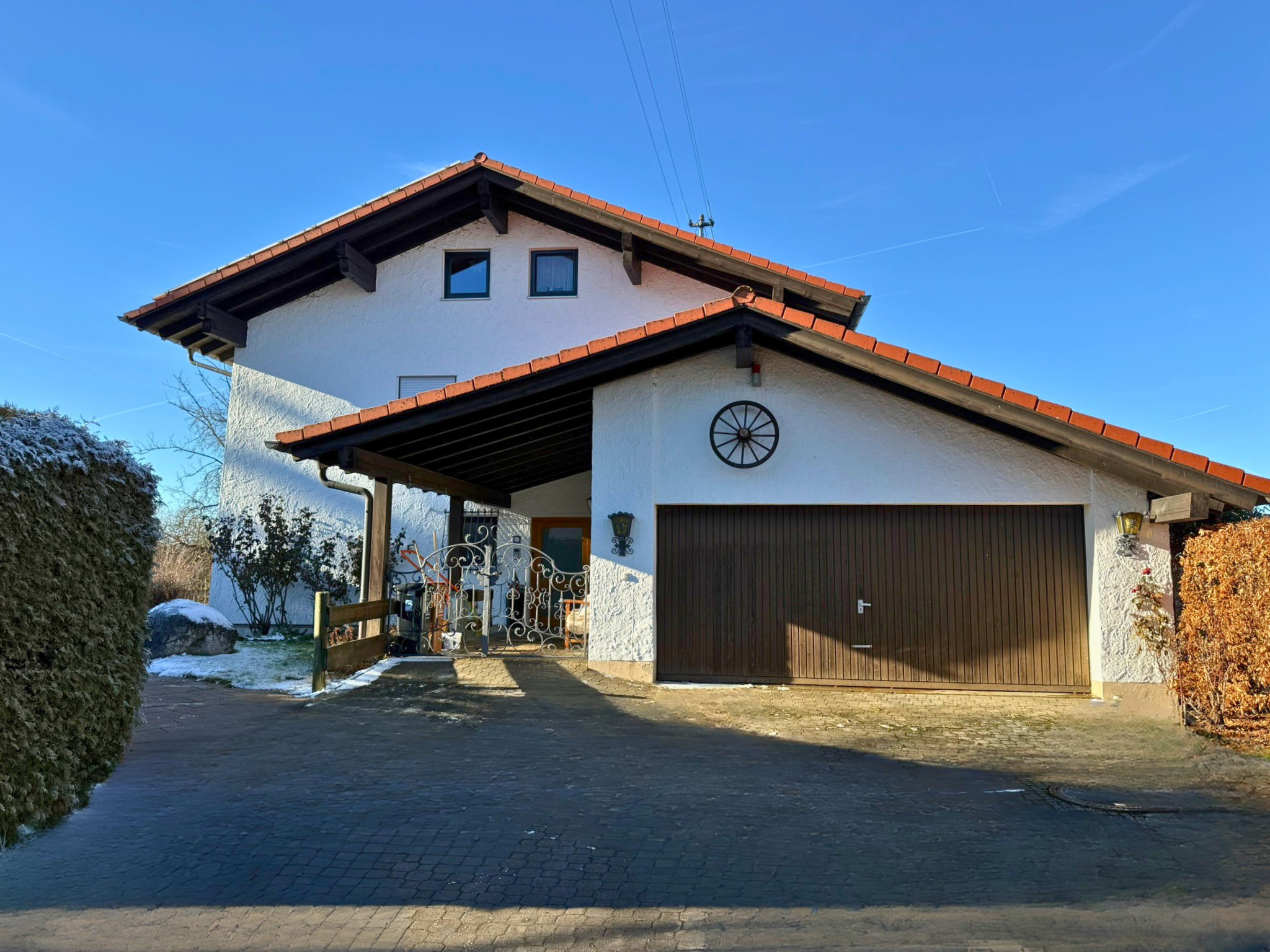 Gebäudeansicht des Hauses mit Parkplätzen direkt am Haus