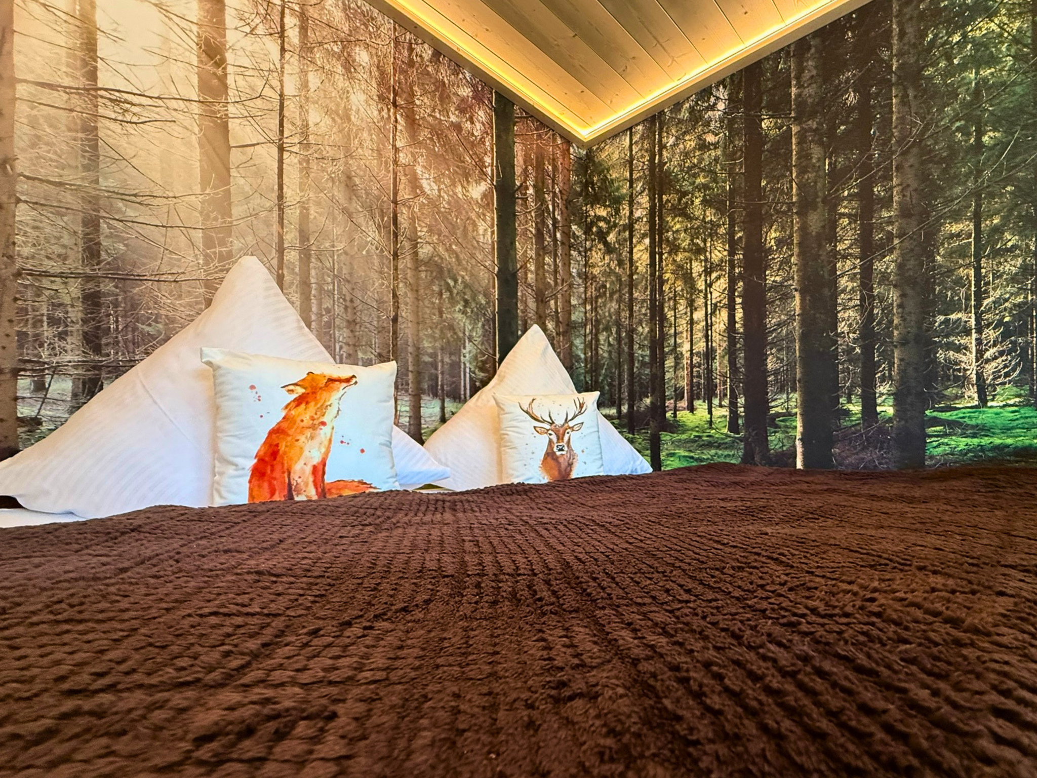 Besondere Schlafnische im Wald-Design