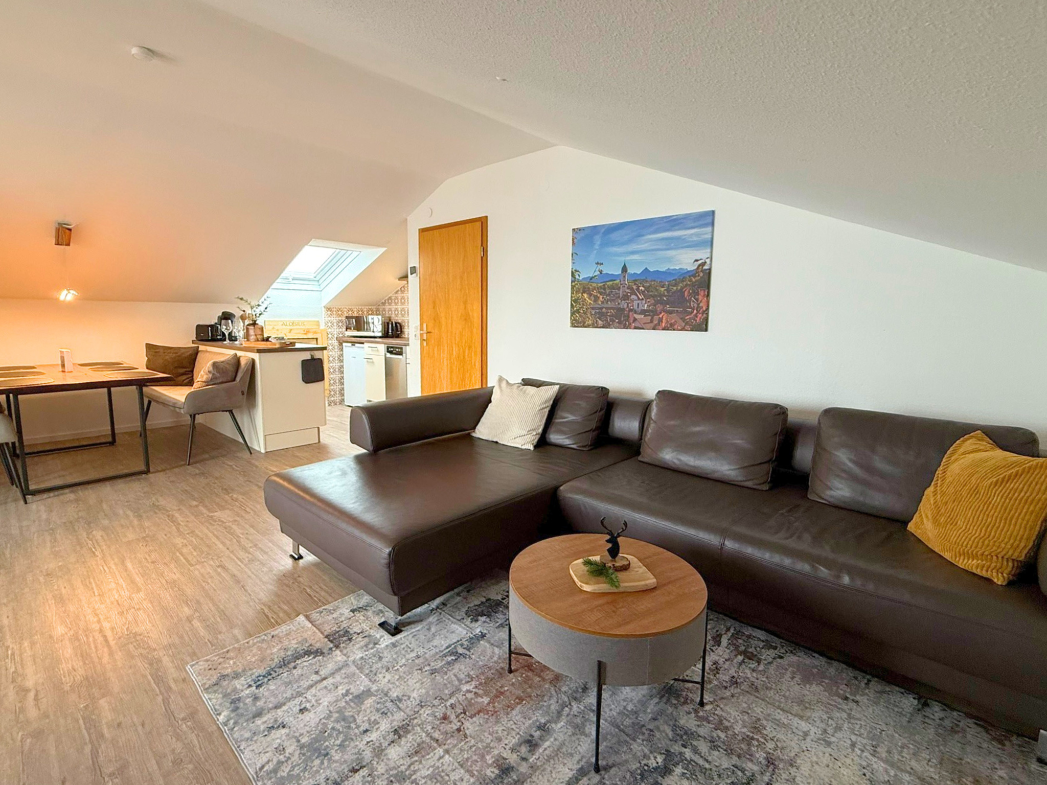 Wohnbereich mit gemütlichem Sofa, Essbereich und integrierter, voll ausgestatteter Küche