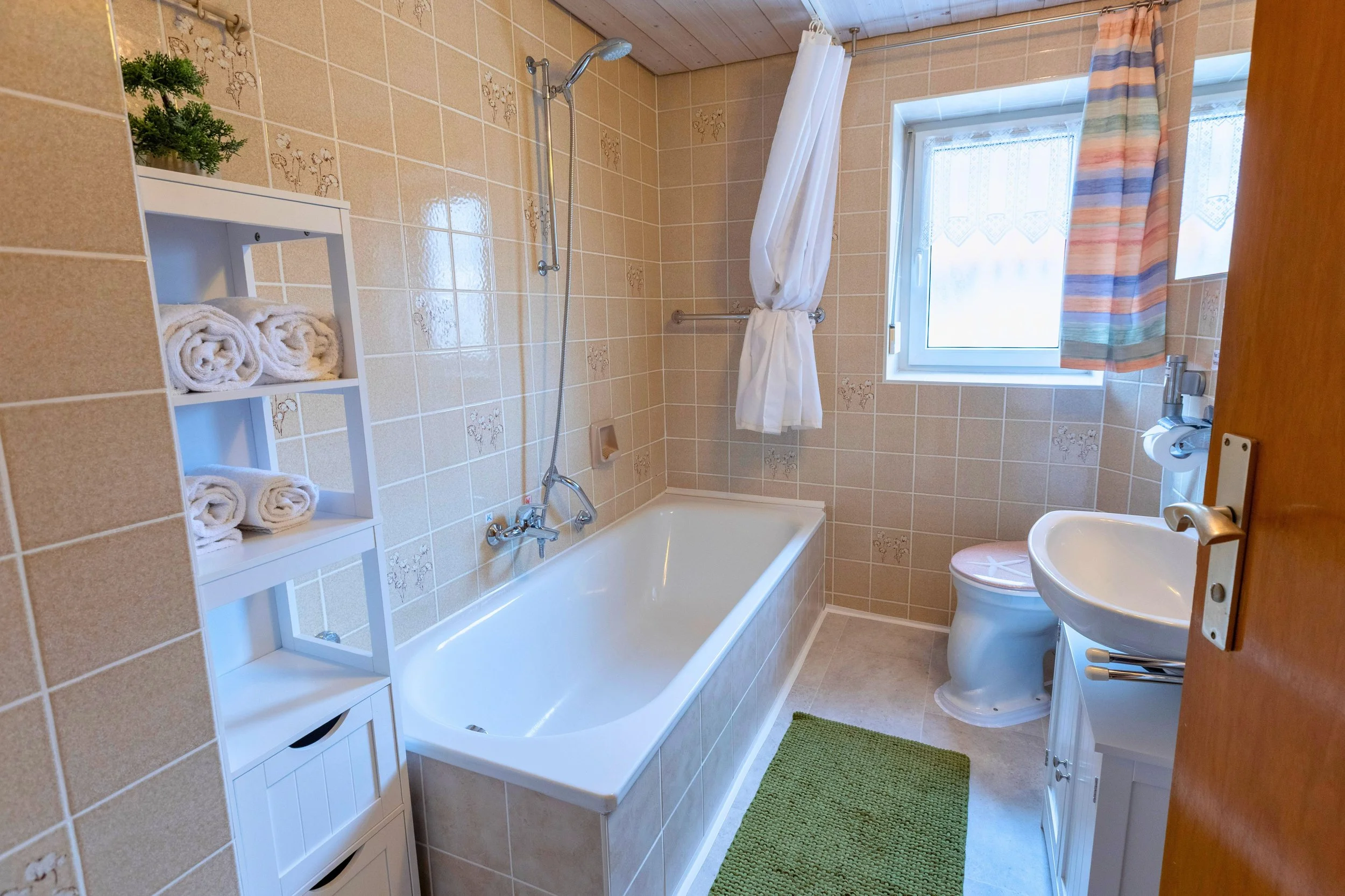 Gipfelgold - Badezimmer mit WC und Badewanne