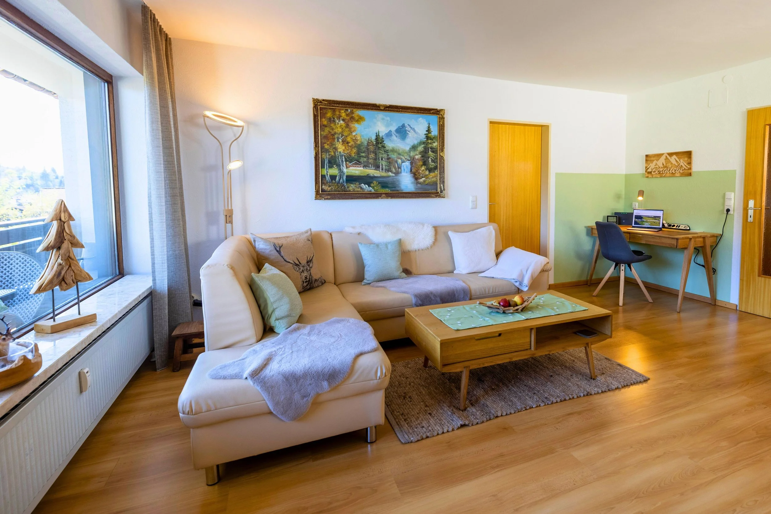 Heller Wohnbereich mit Sofa, Essbereich und Arbeitsplatz