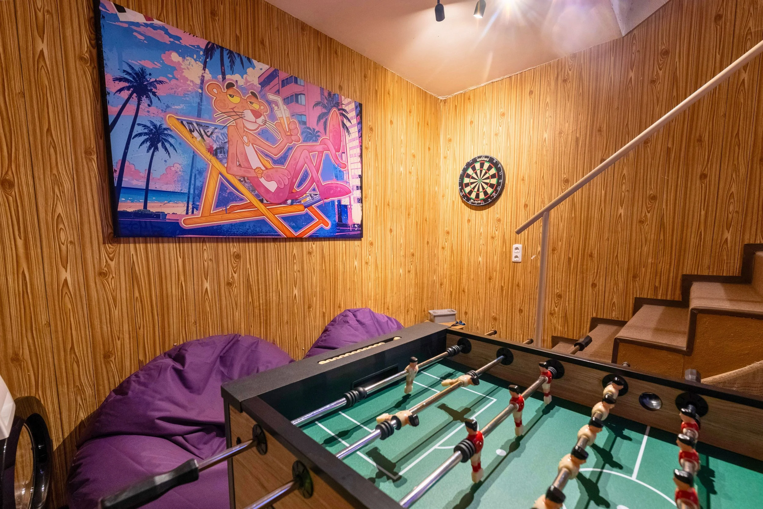 Freizeitraum mit Kicker, Sitzsäcken, Smart TV und Dartscheibe