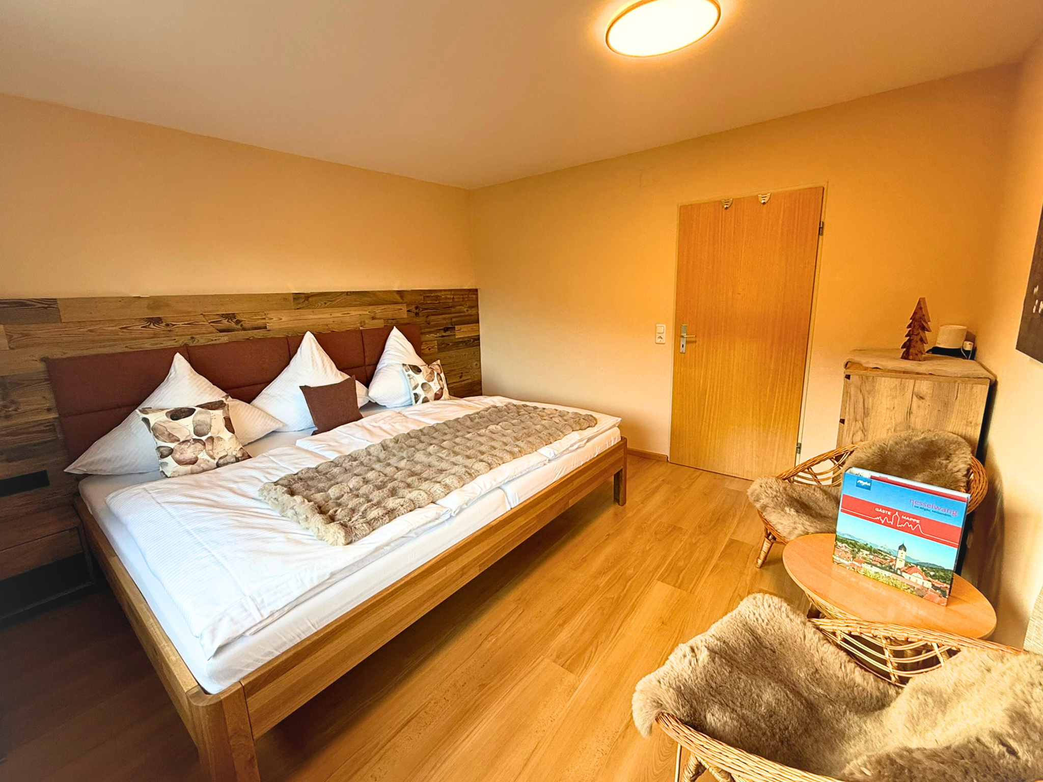 Schlafzimmer mit Familienbett (240×200 cm) für 2–3 Personen