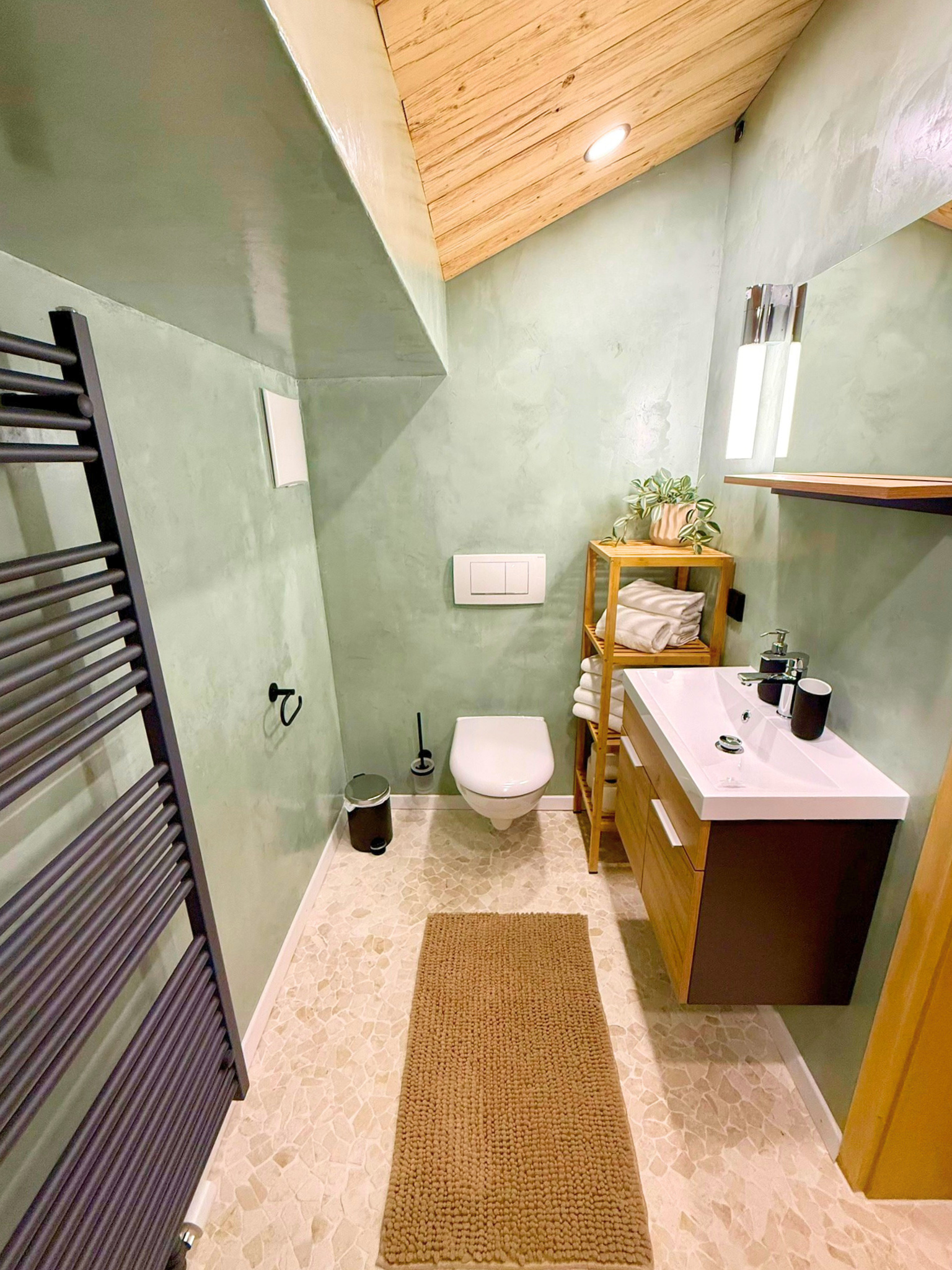 neu renoviertes Badezimmer mit WC