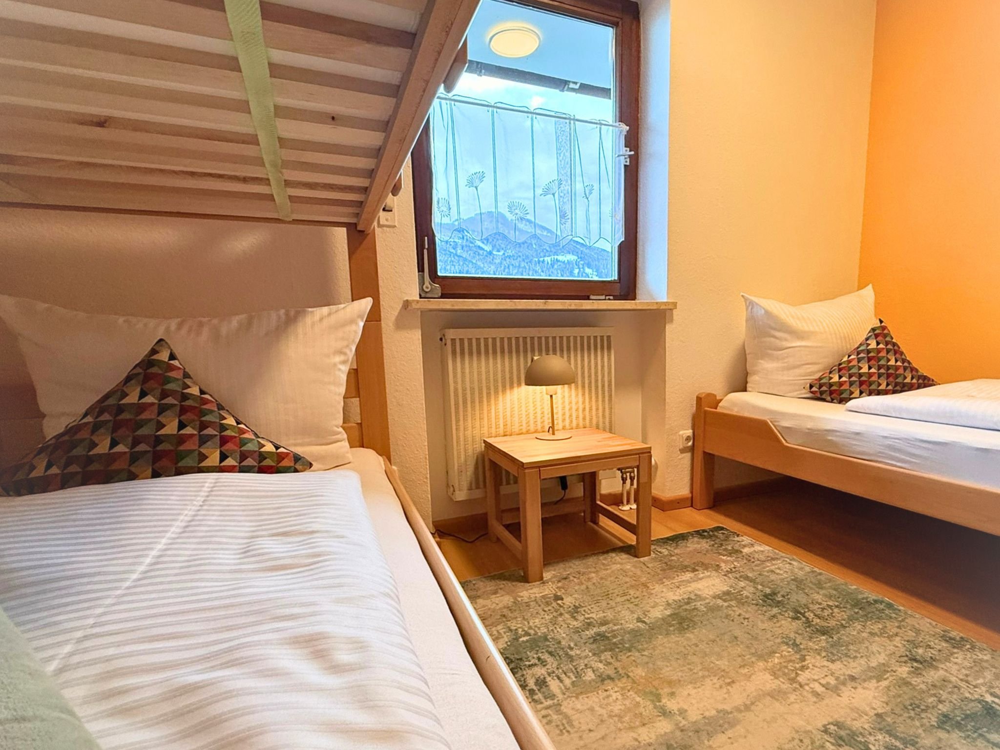 Kinderzimmer mit Etagenbett und Einzelbett (je 90x200 cm)