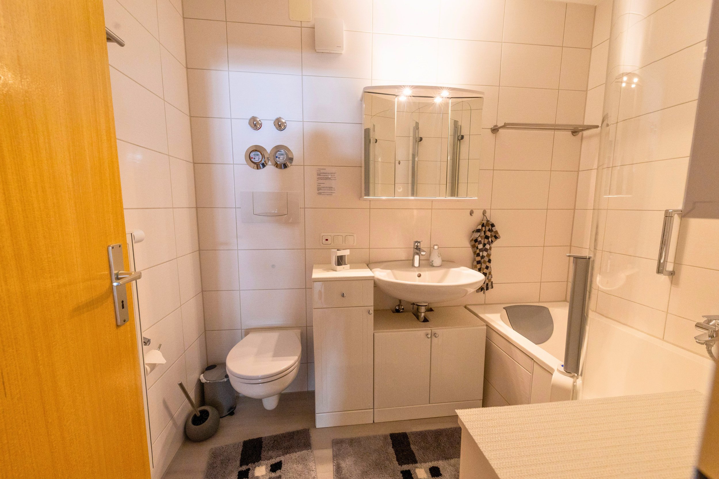 Badezimmer mit WC und begehbarer Duschbadewanne