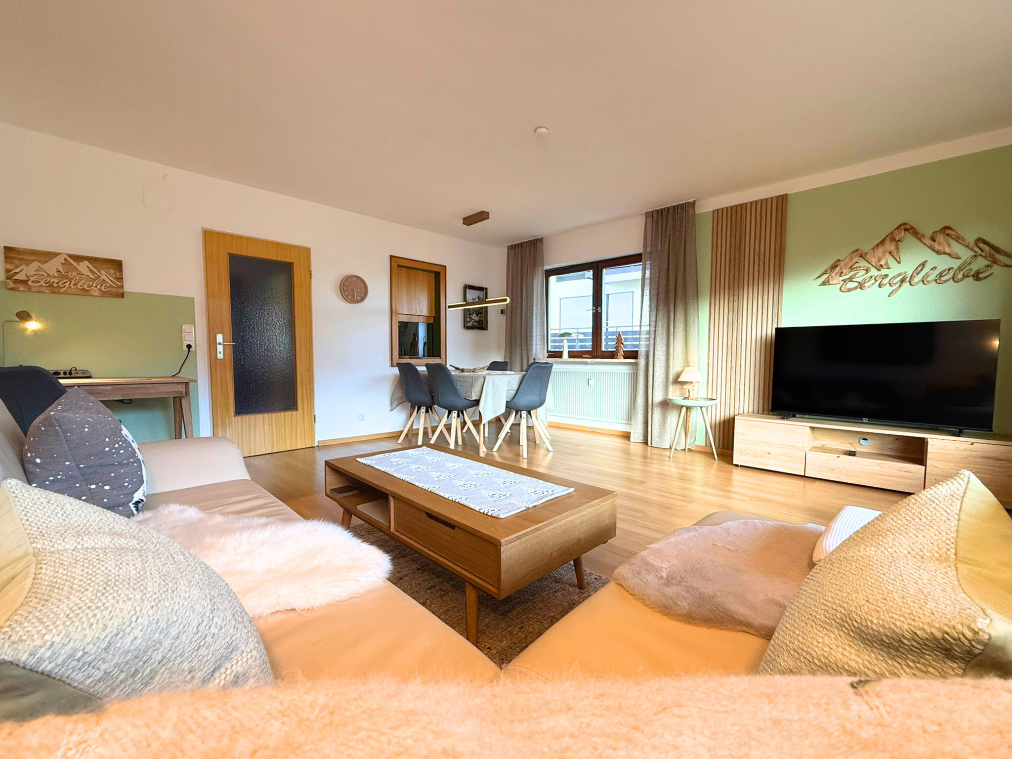 Heller Wohnbereich mit Sofa, Essbereich und Arbeitsplatz